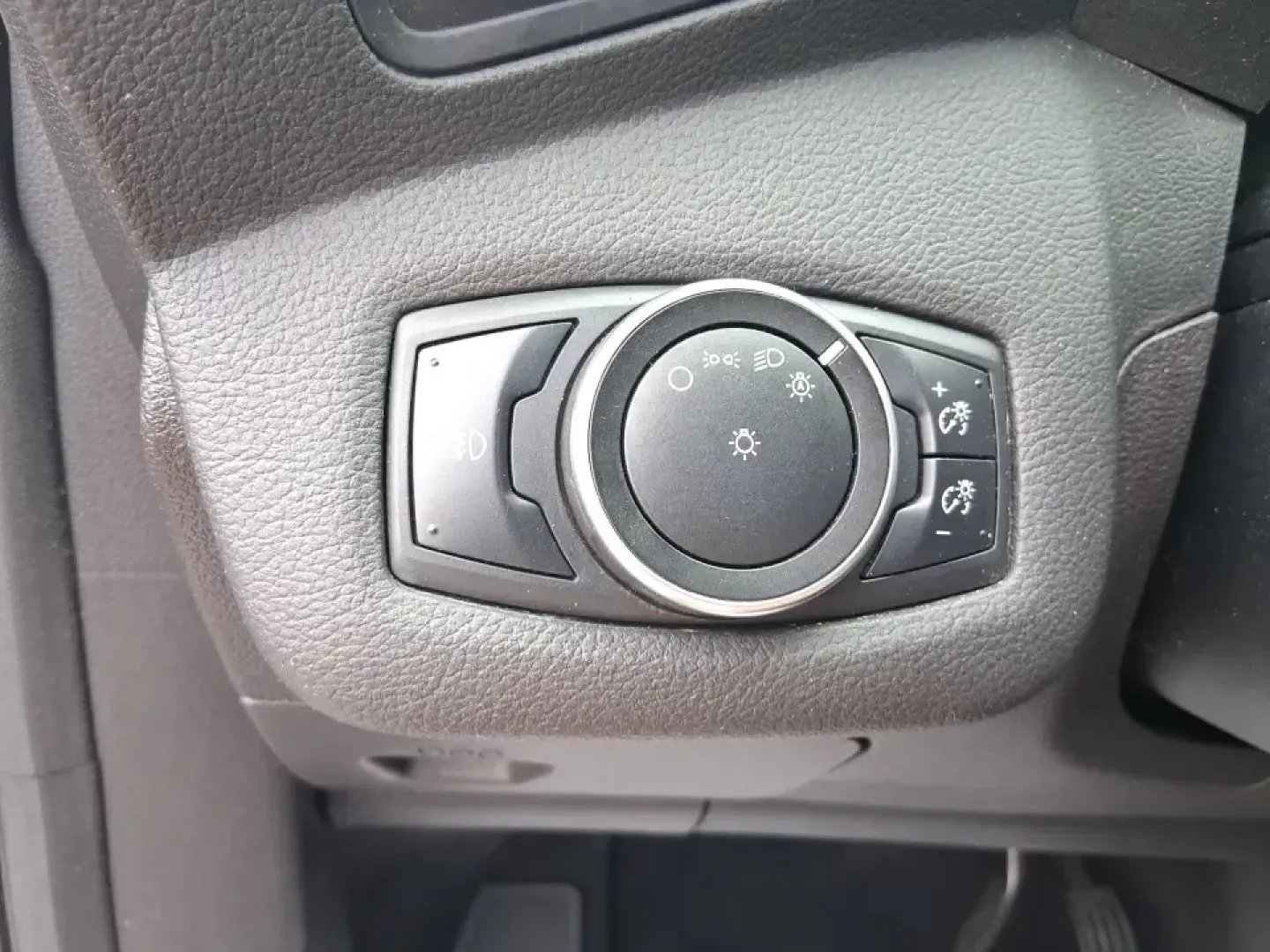 2015 Ford Escape SE (1FMCU9G91FU) with an 2.0L L4 DOHC 16V engine, 6-Speed Automatic transmission, located at 880 E. National Road, Vandalia, OH, 45377, (937) 908-9800, 39.891918, -84.183594 - Weekend getaways to Englewood MetroPark, snowy commutes down I75, and everyday school-and-grocery runs all feel easier when you've got an SUV that's sized right, confident in bad weather, and comfortable for the long haul. This **2015 Ford Escape SE 4WD** in **Ingot Silver** is a smart pick for driv - Photo#17