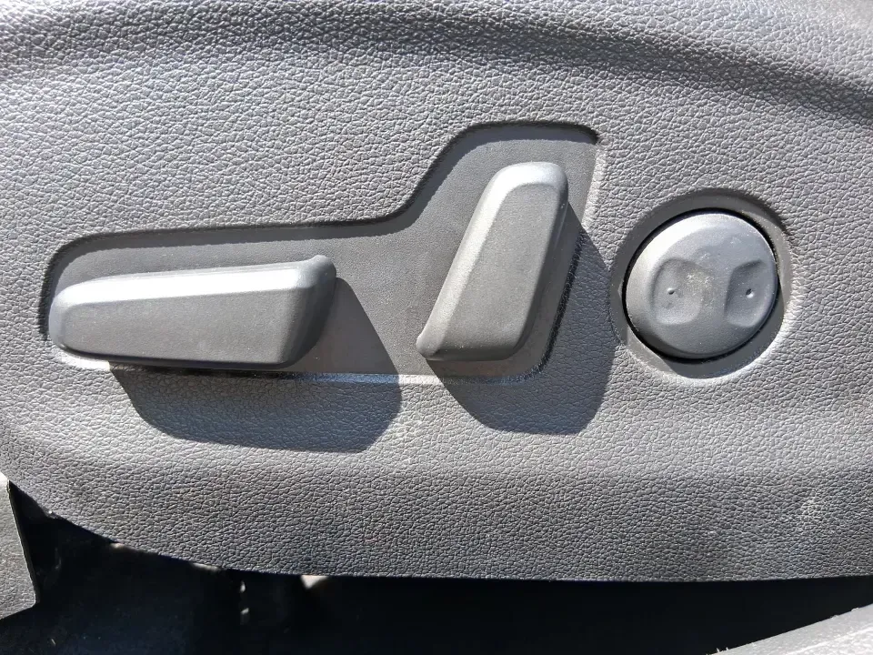 2018 Hyundai Tucson SEL Plus (KM8J33A4XJU) with an Nu 2L I-4 gasoline direct injection engine, 6A transmission, located at 1230 East Main St, Xenia, OH, 45385, (937) 908-9800, 39.688026, -83.910172 - Need a do-it-all SUV that fits real life in Greene County-school runs, long commutes to Dayton, and weekend getaways to John Bryan State Park-without sacrificing comfort or confidence? This 2018 Hyundai Tucson SEL Plus in Coliseum Gray is built for drivers who want practical space, modern tech, and - Photo#17