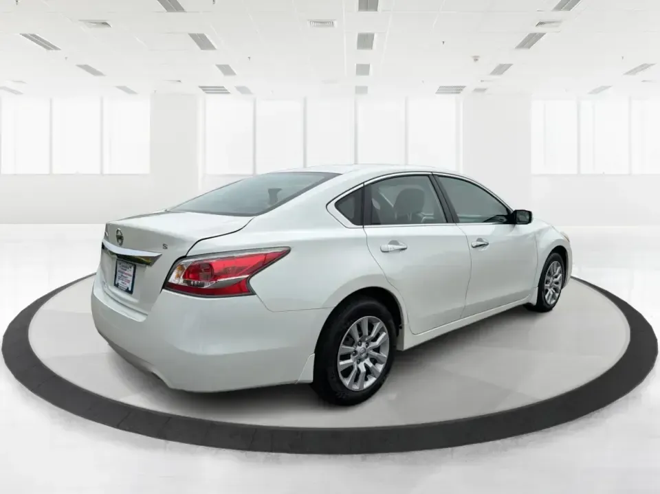 2015 Nissan Altima 2.5 S (1N4AL3AP9FC) with an 2.5L I-4 DOHC engine, Continuously Variable Transmission transmission, located at 1184 Kauffman Ave, Fairborn, OH, 45324, (937) 908-9800, 39.807072, -84.030914 - 2015 Nissan Altima 2.5 S - Photo#2