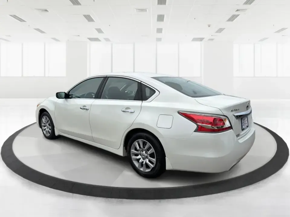 2015 Nissan Altima 2.5 S (1N4AL3AP9FC) with an 2.5L I-4 DOHC engine, Continuously Variable Transmission transmission, located at 1184 Kauffman Ave, Fairborn, OH, 45324, (937) 908-9800, 39.807072, -84.030914 - 2015 Nissan Altima 2.5 S - Photo#4