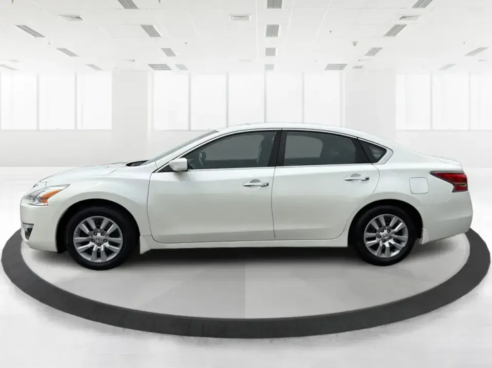 2015 Nissan Altima 2.5 S (1N4AL3AP9FC) with an 2.5L I-4 DOHC engine, Continuously Variable Transmission transmission, located at 1184 Kauffman Ave, Fairborn, OH, 45324, (937) 908-9800, 39.807072, -84.030914 - 2015 Nissan Altima 2.5 S - Photo#5