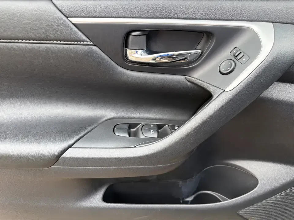 2016 Nissan Altima 2.5 SL (1N4AL3AP1GC) with an 2.5L I-4 DOHC engine, CVT transmission, located at 880 E. National Road, Vandalia, OH, 45377, (937) 908-9800, 39.891918, -84.183594 - Whether you're a Dayton-area commuter stacking highway miles, a busy parent shuttling kids between school and practice, or a weekend road-trip planner who wants comfort without overspending, this **2016 Nissan Altima 2.5 SL** is built for real life. With a sleek **Super Black** exterior and an upsca - Photo#18