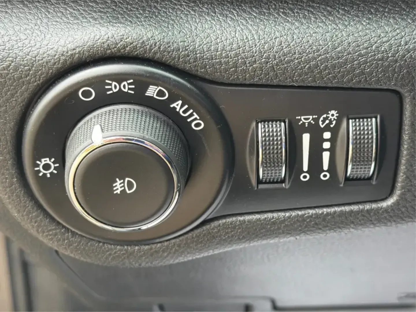 2015 Chrysler 200 S (1C3CCCBG7FN) with an 3.6L V6 DOHC 24V FFV engine, 9-Speed Automatic transmission, located at 8750 N County Rd 25A, Piqua, OH, 45356, (937) 908-9800, 40.164391, -84.232513 - Need a comfortable, stylish sedan for the daily commute between Piqua and Troy, quick errands down N County Rd 25A, or a weekend drive to River's Edge Park and the Great Miami River bike trail? This 2015 Chrysler 200 S is a smart pick for drivers who want V6 power, modern tech, and a refined cabin w - Photo#17