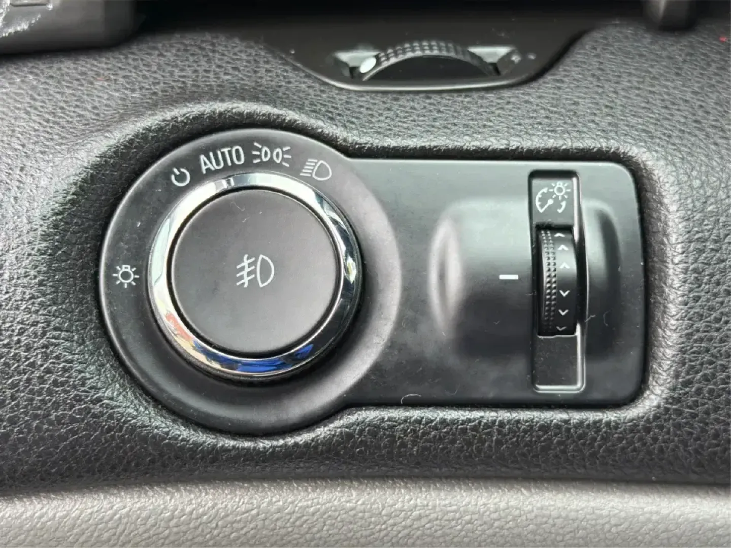 2015 Chevrolet Malibu 2LT (1G11D5SL1FF) with an ECOTEC 2.5L I-4 gasoline direct injection engine, 6-Speed Automatic transmission, located at 4508 South Dixie Dr, Moraine, OH, 45439, (937) 908-9800, 39.689976, -84.218452 - Set up for the daily commute, school drop-offs, and easy weekend getaways, this 2015 Chevrolet Malibu 2LT is the kind of comfortable midsize sedan that fits real life in the Miami Valley. With its smooth ride, practical cabin space, and commuter-friendly efficiency, it's a smart pick for drivers who - Photo#17