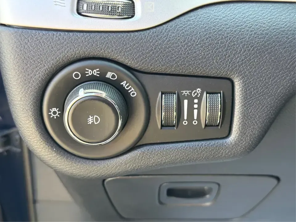 2016 Jeep Cherokee Limited (1C4PJMDB9GW) with an 2.4L L4 DOHC 16V engine, 9A transmission, located at 1184 Kauffman Ave, Fairborn, OH, 45324, (937) 908-9800, 39.807072, -84.030914 - Weekend escapes to John Bryan State Park, snowy commutes to Wright-Patterson AFB, or a comfortable daily run down I675-this 2016 Jeep Cherokee Limited is built for the Fairborn lifestyle. With confident AWD capability, a refined interior, and smart tech for navigation and connectivity, it's a great - Photo#17
