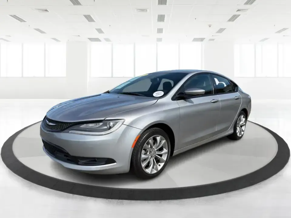 2015 Chrysler 200 S (1C3CCCBG2FN) with an 3.6L V6 DOHC 24V FFV engine, 9-Speed Automatic transmission, located at 1184 Kauffman Ave, Fairborn, OH, 45324, (937) 908-9800, 39.807072, -84.030914 - Need a comfortable, stylish sedan for daily commuting between Wright-Patterson AFB, Beavercreek shopping runs, and weekends out at Fairborn's community events? This 2015 Chrysler 200 S is built for real-life driving-smooth on I-675, easy to park around Downtown Fairborn, and roomy enough for five pa - Photo#8