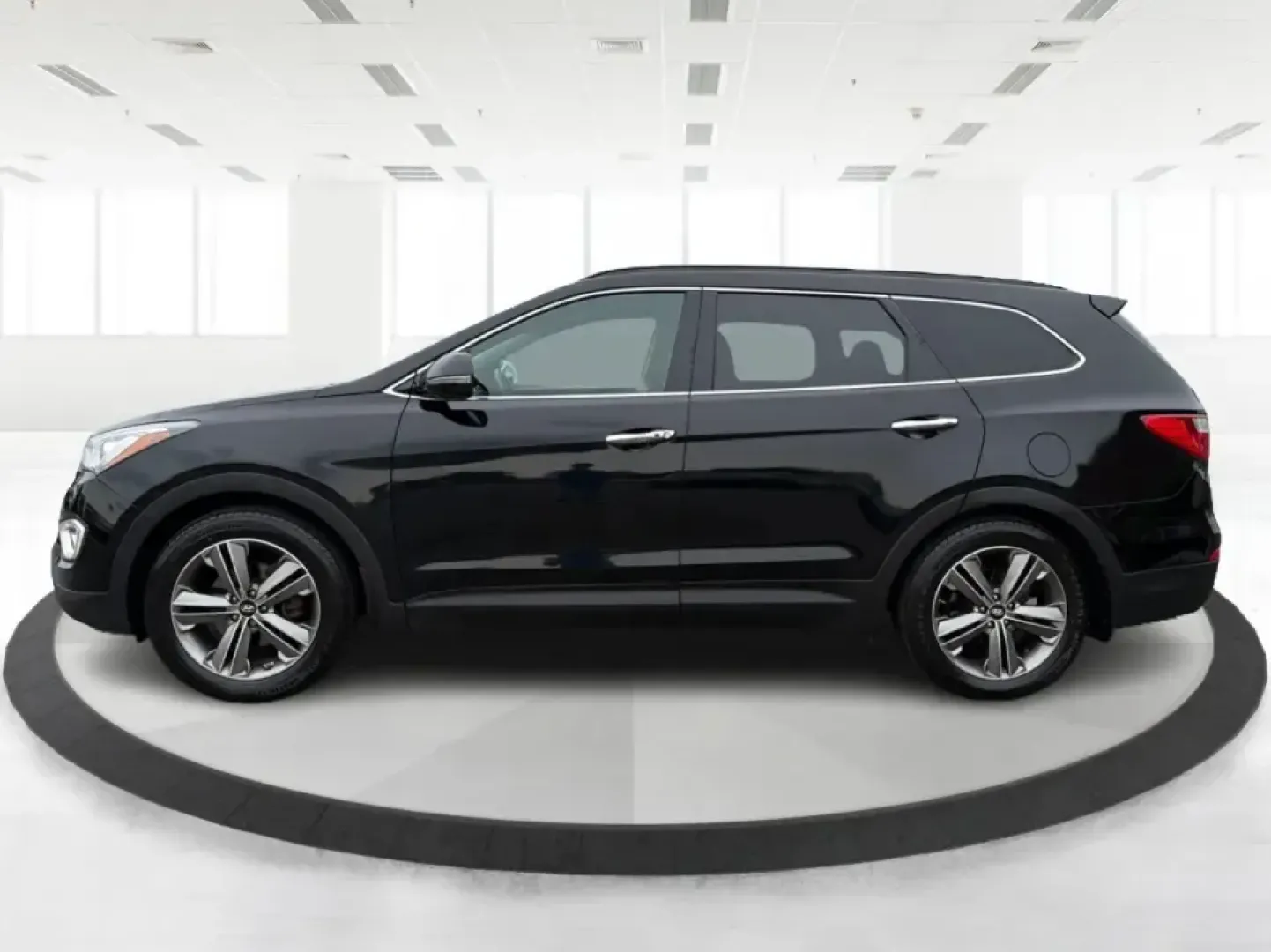 2014 Hyundai Santa Fe Limited AWD (KM8SRDHF4EU) with an 3.3L V6 DOHC 24V engine, 6-Speed Automatic transmission, located at 401 Woodman Dr, Riverside, OH, 45431, (937) 908-9800, 39.760899, -84.123421 - Picture your next weekend: loading up the family for a day at John Bryan State Park, heading out for youth sports in Beavercreek, or cruising I35 and US68 for an easy commute to Dayton. This 2014 Hyundai Santa Fe Limited AWD is built for real life in and around Xenia-roomy enough for growing familie- Photo#5