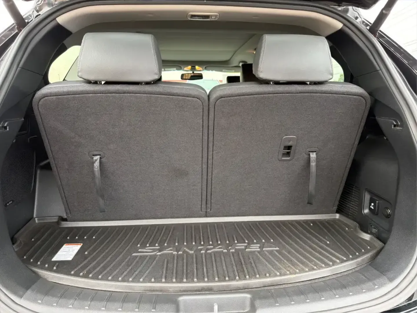 2014 Hyundai Santa Fe Limited AWD (KM8SRDHF4EU) with an 3.3L V6 DOHC 24V engine, 6-Speed Automatic transmission, located at 401 Woodman Dr, Riverside, OH, 45431, (937) 908-9800, 39.760899, -84.123421 - Picture your next weekend: loading up the family for a day at John Bryan State Park, heading out for youth sports in Beavercreek, or cruising I35 and US68 for an easy commute to Dayton. This 2014 Hyundai Santa Fe Limited AWD is built for real life in and around Xenia-roomy enough for growing familie- Photo#11