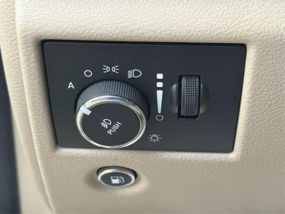 2015 Jeep Grand Cherokee Overland 4WD (1C4RJFCT9FC) with an 5.7L V8 OHV 16V engine, 8-Speed Automatic transmission, located at 880 E. National Road, Vandalia, OH, 45377, (937) 908-9800, 39.891918, -84.183594 - Load up the family, point the hood toward a weekend getaway, and let a V8 Grand Cherokee make the drive feel like part of the adventure. This 2015 Jeep Grand Cherokee Overland 4WD is the kind of SUV that fits real life in Vandalia-school drop-offs, long commutes down I75, and spontaneous trips to th - Photo#17