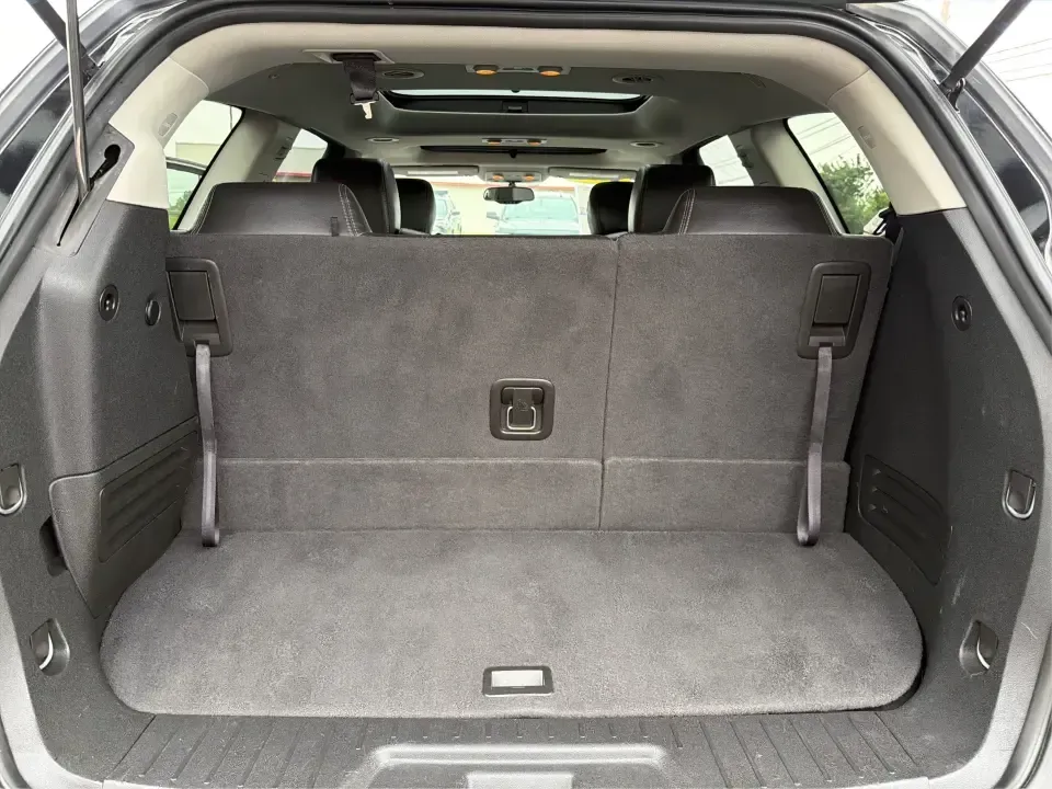 2017 Chevrolet Traverse 2LT AWD (1GNKVHKD4HJ) with an 3.6L V6 DOHC 24V engine, 6A transmission, located at 4508 South Dixie Dr, Moraine, OH, 45439, (937) 908-9800, 39.689976, -84.218452 - Pack up the kids, load the cooler, and point the GPS toward your next weekend getaway-this 2017 Chevrolet Traverse 2LT AWD is built for real-life schedules and real Ohio weather. With seating for up to 7 passengers, available all-wheel drive confidence, and family-friendly flexibility, it's an easy- Photo#12