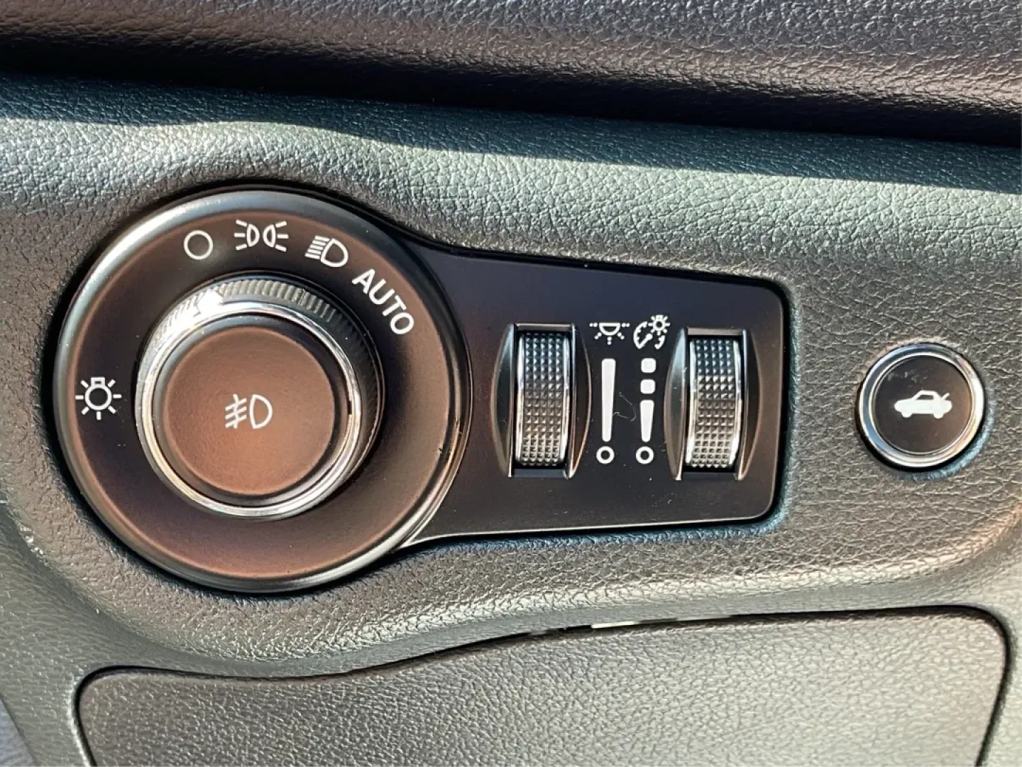 2015 Chrysler 200 S (1C3CCCBB8FN) with an Other engine, located at 1099 N County Rd 25A, Troy, OH, 45373, (937) 908-9800, 40.057079, -84.212883 - **Experience Luxury on a Budget with the 2015 Chrysler 200 S at Advantage Car and Credit**<br /> <br /> Looking for a stylish sedan that can handle your daily commute as effortlessly as your weekend adventures? The 2015 Chrysler 200 S is the perfect blend of comfort, technology, and modern aesthetic - Photo#17