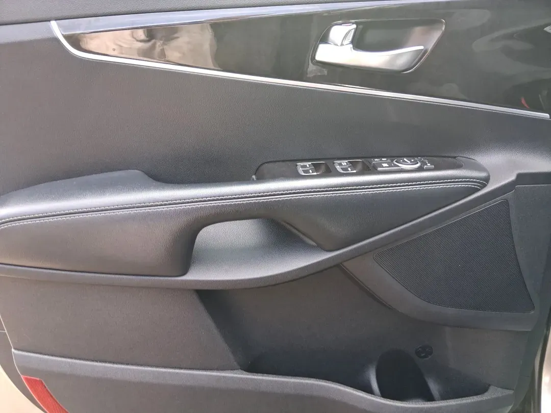 2017 Kia Sorento 2.4L L (5XYPG4A32HG) with an 2.4L I-4 gasoline direct injection engine, located at 8750 N County Rd 25A, Piqua, OH, 45356, (937) 908-9800, 40.164391, -84.232513 - **Unleash Your Adventurous Spirit with this 2017 Kia Sorento at Advantage Car and Credit in Xenia, OH!**<br /> <br /> Are you ready to elevate your family adventures or conquer your daily commute? Look no further than the 2017 Kia Sorento, a versatile SUV that perfectly aligns with your lifestyle ne - Photo#17