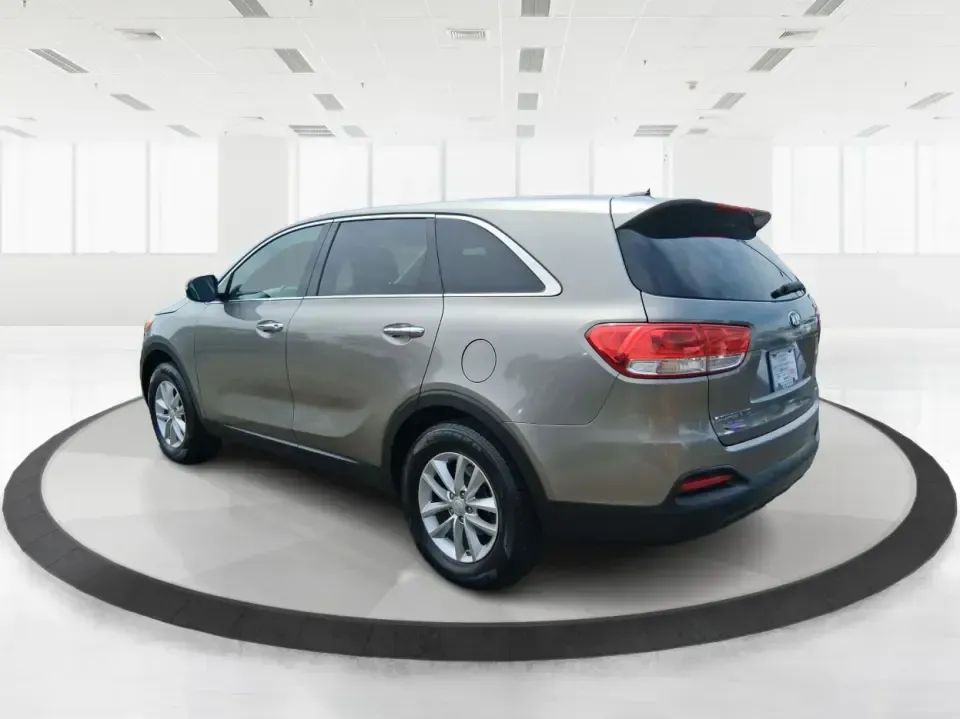 2017 Kia Sorento 2.4L L (5XYPG4A32HG) with an 2.4L I-4 gasoline direct injection engine, 6A transmission, located at 880 E. National Road, Vandalia, OH, 45377, (937) 908-9800, 39.891918, -84.183594 - **Unleash Your Adventurous Spirit with this 2017 Kia Sorento at Advantage Car and Credit in Xenia, OH!**<br /> <br /> Are you ready to elevate your family adventures or conquer your daily commute? Look no further than the 2017 Kia Sorento, a versatile SUV that perfectly aligns with your lifestyle ne - Photo#4