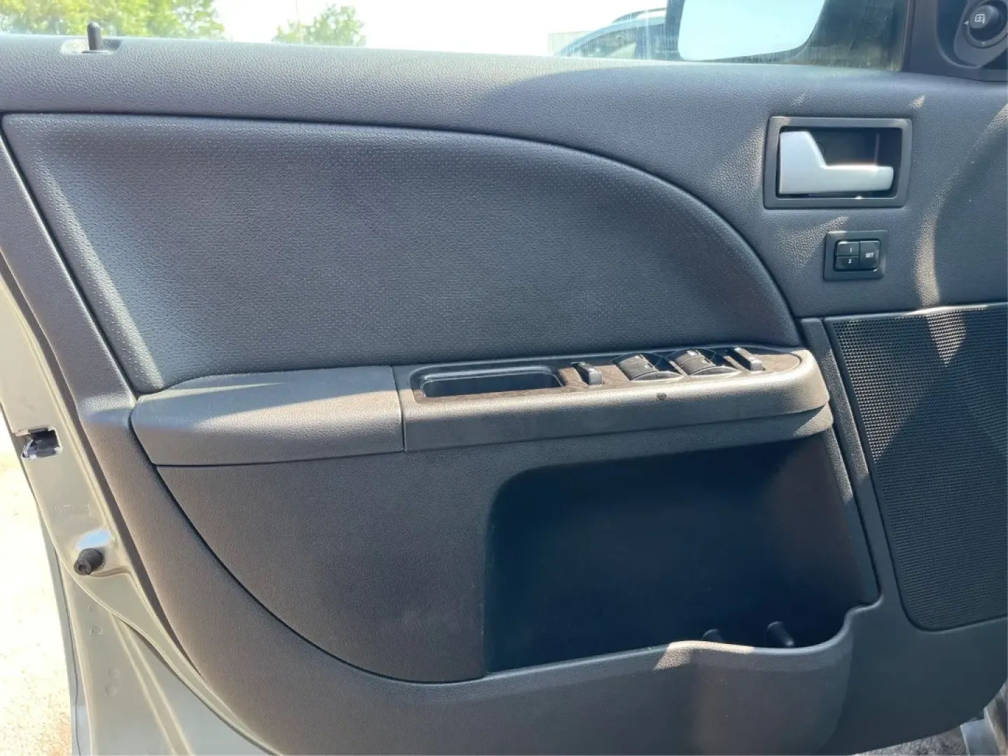 2007 Mercury Montego Premier (1MEHM42167G) with an Duratec 3L V-6 DOHC engine, located at 1230 East Main St, Xenia, OH, 45385, (937) 908-9800, 39.688026, -83.910172 - **Experience Comfort and Style with the 2007 Mercury Montego - Perfect for Your Next Adventure!**<br /> <br /> Are you ready to elevate your daily commute or embark on a weekend getaway? The 2007 Mercury Montego, available at Advantage Car and Credit in Xenia, OH, is designed to meet your lifestyle - Photo#18