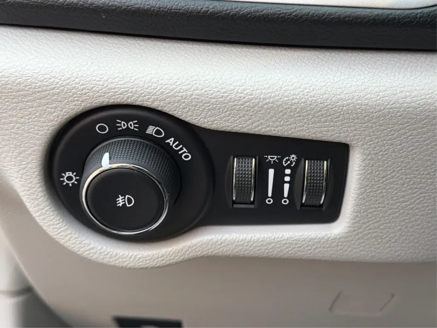 2019 Chrysler Pacifica Touring-L (2C4RC1BG5KR) with an 3.6L V6 DOHC 24V engine, 9-Speed Automatic transmission, located at 1099 N County Rd 25A, Troy, OH, 45373, (937) 908-9800, 40.057079, -84.212883 - **Experience Family Adventures with the 2019 Chrysler Pacifica Touring-L from Advantage Car and Credit!**<br /> <br /> Are you searching for the perfect vehicle to accommodate your family's growing needs? Look no further! The 2019 Chrysler Pacifica Touring-L is designed with families in mind, offeri - Photo#17