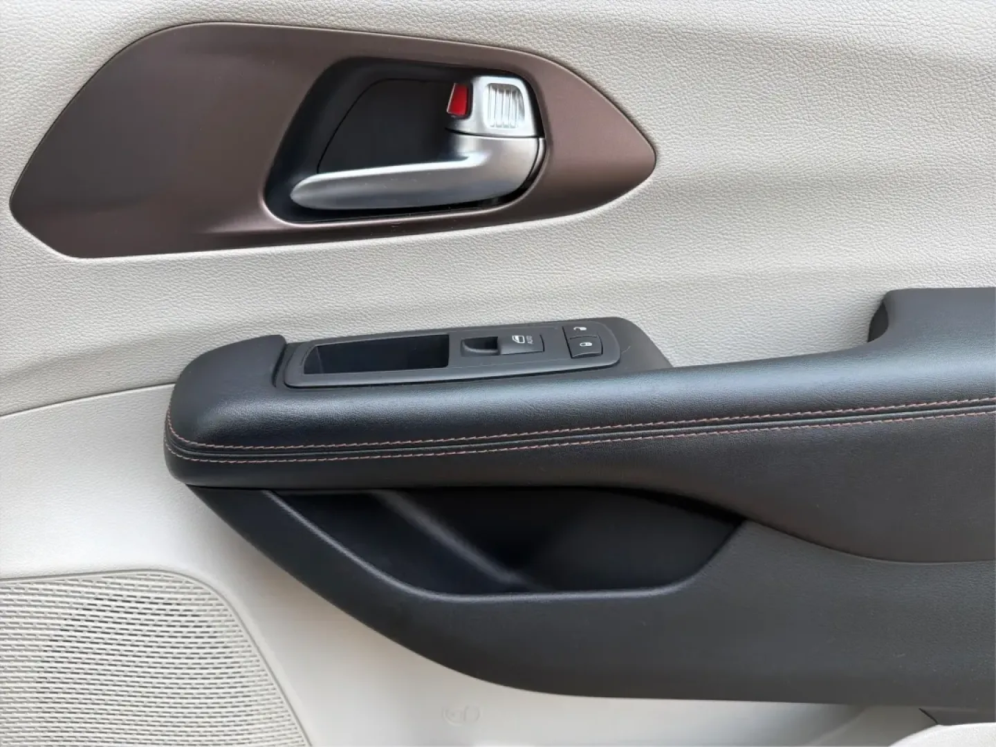 2019 Chrysler Pacifica Touring-L (2C4RC1BG5KR) with an 3.6L V6 DOHC 24V engine, 9-Speed Automatic transmission, located at 1099 N County Rd 25A, Troy, OH, 45373, (937) 908-9800, 40.057079, -84.212883 - **Experience Family Adventures with the 2019 Chrysler Pacifica Touring-L from Advantage Car and Credit!**<br /> <br /> Are you searching for the perfect vehicle to accommodate your family's growing needs? Look no further! The 2019 Chrysler Pacifica Touring-L is designed with families in mind, offeri - Photo#20