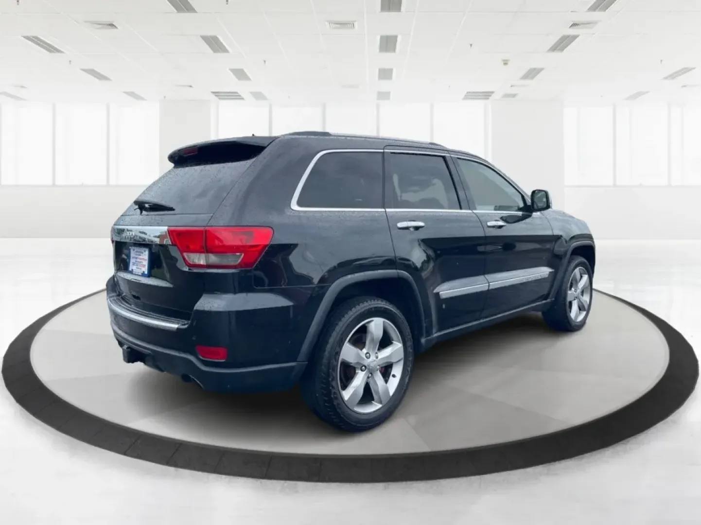 2011 Jeep Grand Cherokee Overland (1J4RR6GT7BC) with an Other engine, located at 1184 Kauffman Ave, Fairborn, OH, 45324, (937) 908-9800, 39.807072, -84.030914 - Discover Your Next Adventure with the 2011 Jeep Grand Cherokee Overland<br /> <br /> Unleash your adventurous spirit with the 2011 Jeep Grand Cherokee Overland, available now at Advantage Car and Credit in Fairborn, OH. This rugged yet refined SUV is perfect for those who thrive on weekend escapes, - Photo#2