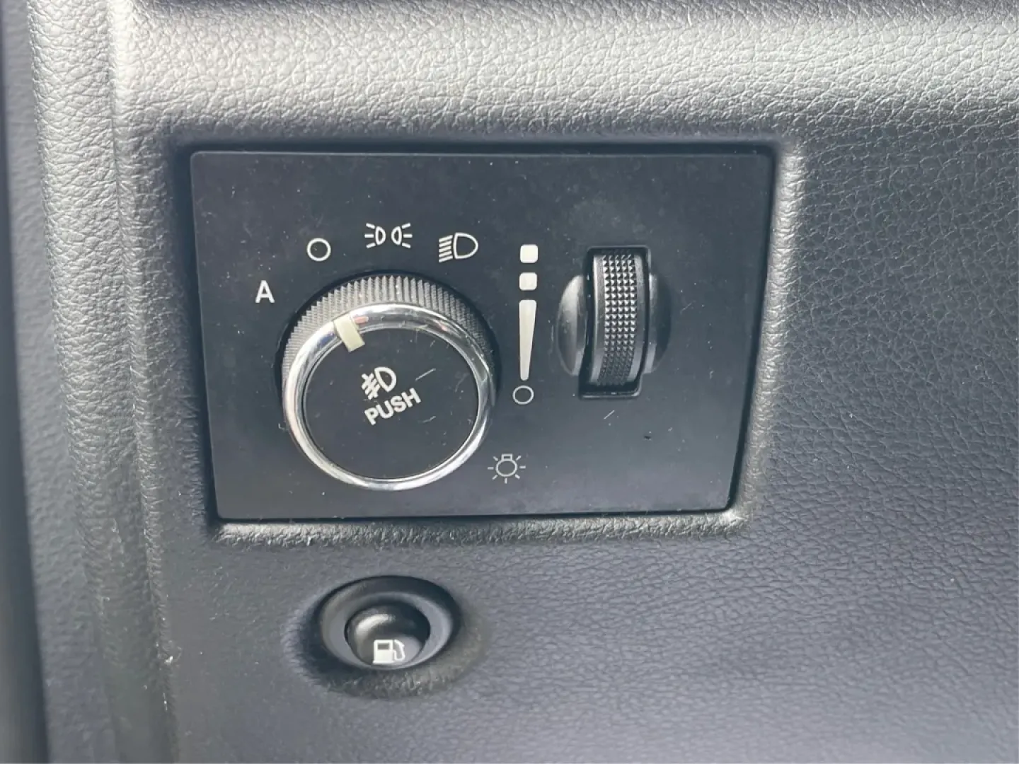 2011 Jeep Grand Cherokee Overland (1J4RR6GT7BC) with an Other engine, located at 1184 Kauffman Ave, Fairborn, OH, 45324, (937) 908-9800, 39.807072, -84.030914 - Discover Your Next Adventure with the 2011 Jeep Grand Cherokee Overland<br /> <br /> Unleash your adventurous spirit with the 2011 Jeep Grand Cherokee Overland, available now at Advantage Car and Credit in Fairborn, OH. This rugged yet refined SUV is perfect for those who thrive on weekend escapes, - Photo#17