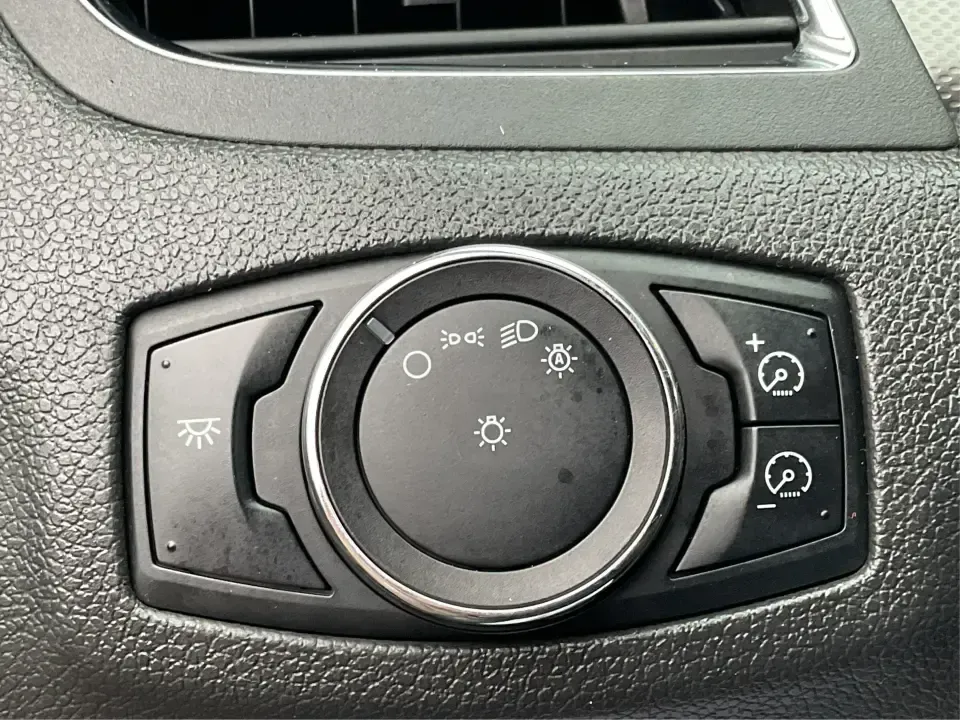 2013 Ford Edge SEL (2FMDK4JC1DB) with an 3.5L V-6 DOHC engine, 6-Speed Automatic transmission, located at 4508 South Dixie Dr, Moraine, OH, 45439, (937) 908-9800, 39.689976, -84.218452 - **Elevate Your Weekend Adventures with the 2013 Ford Edge SEL at Advantage Car and Credit!**<br /> <br /> Are you ready to embrace a lifestyle of comfort and adventure? Whether you're shuttling the kids to their weekend soccer games or embarking on a scenic road trip through Ohio's beautiful landsca - Photo#17