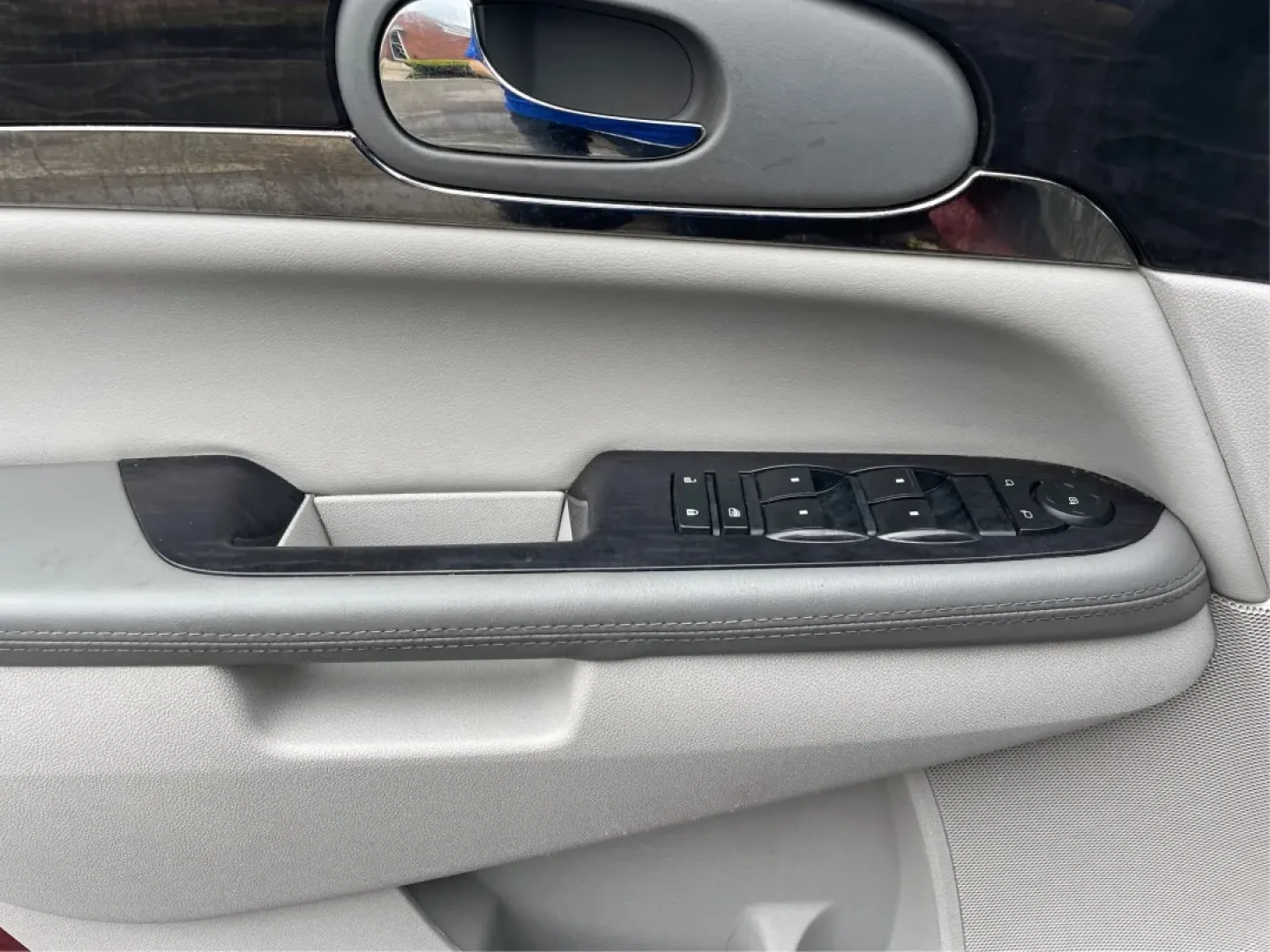 2015 Buick Enclave Convenience FWD (5GAKRAKD6FJ) with an 3.6L V6 DOHC 24V engine, 6-Speed Automatic Overdrive transmission, located at 8750 N County Rd 25A, Piqua, OH, 45356, (937) 908-9800, 40.164391, -84.232513 - Experience the perfect blend of luxury and practicality with the 2015 Buick Enclave Convenience FWD, now available at Advantage Car and Credit in Fairborn, OH. This SUV is tailored for families on the go, weekend adventurers, or anyone in need of a reliable vehicle for long commutes. With its spacio - Photo#19