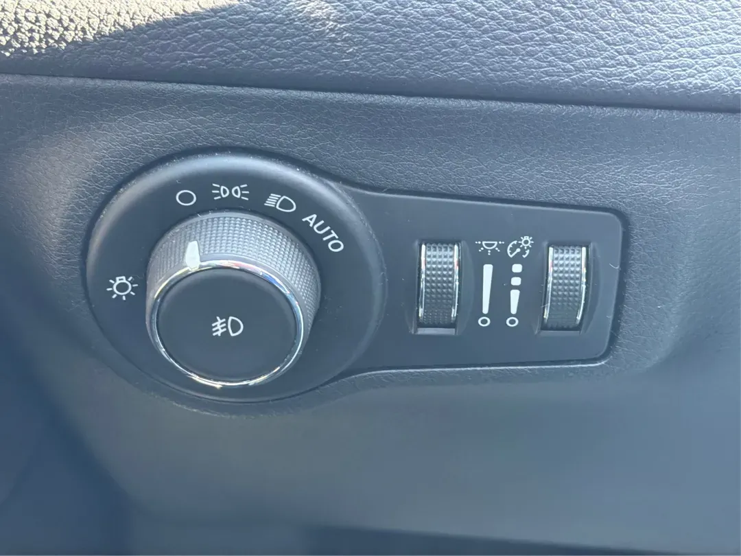 2018 Jeep Compass Latitude FWD (3C4NJCBB1JT) with an 2.4L I-4 variable valve control engine, located at 1951 S Dayton Lakeview Rd., New Carlisle, OH, 45344, (937) 908-9800, 39.890999, -84.050255 - **Adventure Awaits with This 2018 Jeep Compass Latitude FWD!**<br /> <br /> Transform your everyday travels into unforgettable adventures with the 2018 Jeep Compass Latitude FWD. This SUV is not just a mode of transportation; it's your ticket to exploration, whether it's cruising through the scenic - Photo#17