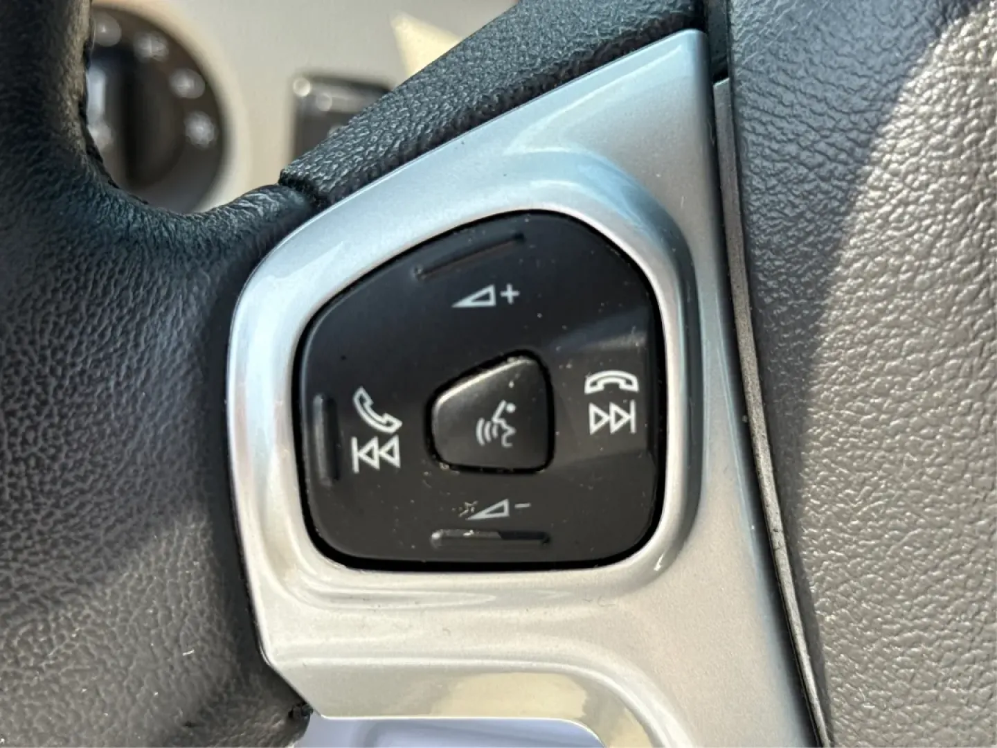 2015 Ford Fiesta SE (3FADP4BJ4FM) with an EcoBoost 1L I-3 gasoline direct injection engine, located at 1230 East Main St, Xenia, OH, 45385, (937) 908-9800, 39.688026, -83.910172 - **Discover Adventure and Style with the 2015 Ford Fiesta SE at Advantage Car and Credit in Fairborn, OH!**<br /> <br /> Are you ready to elevate your daily commute or weekend adventures? The 2015 Ford Fiesta SE is the ideal sedan for budget-conscious buyers seeking a reliable and stylish companion. - Photo#16