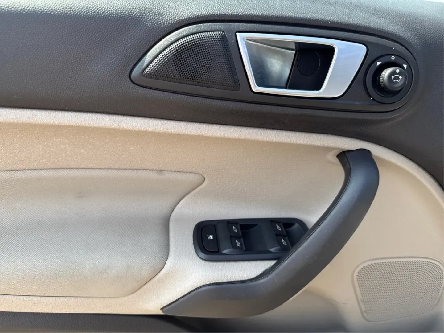 2015 Ford Fiesta SE (3FADP4BJ4FM) with an EcoBoost 1L I-3 gasoline direct injection engine, located at 1230 East Main St, Xenia, OH, 45385, (937) 908-9800, 39.688026, -83.910172 - **Discover Adventure and Style with the 2015 Ford Fiesta SE at Advantage Car and Credit in Fairborn, OH!**<br /> <br /> Are you ready to elevate your daily commute or weekend adventures? The 2015 Ford Fiesta SE is the ideal sedan for budget-conscious buyers seeking a reliable and stylish companion. - Photo#19