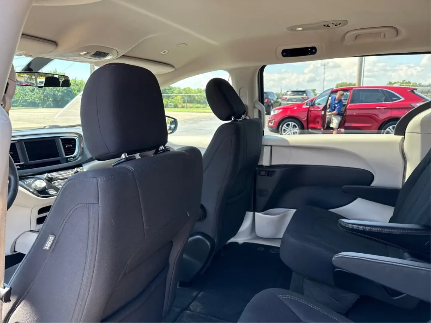 2018 Chrysler Pacifica Touring (2C4RC1DG2JR) with an 3.6L V-6 DOHC engine, located at 1951 S Dayton Lakeview Rd., New Carlisle, OH, 45344, (937) 908-9800, 39.890999, -84.050255 - Discover the ultimate family vehicle that perfectly balances comfort, space, and versatility-the 2018 Chrysler Pacifica Touring. Ideal for growing families and those who crave adventure, this passenger van is ready to take you on unforgettable road trips or to simply navigate the daily grind in styl - Photo#10