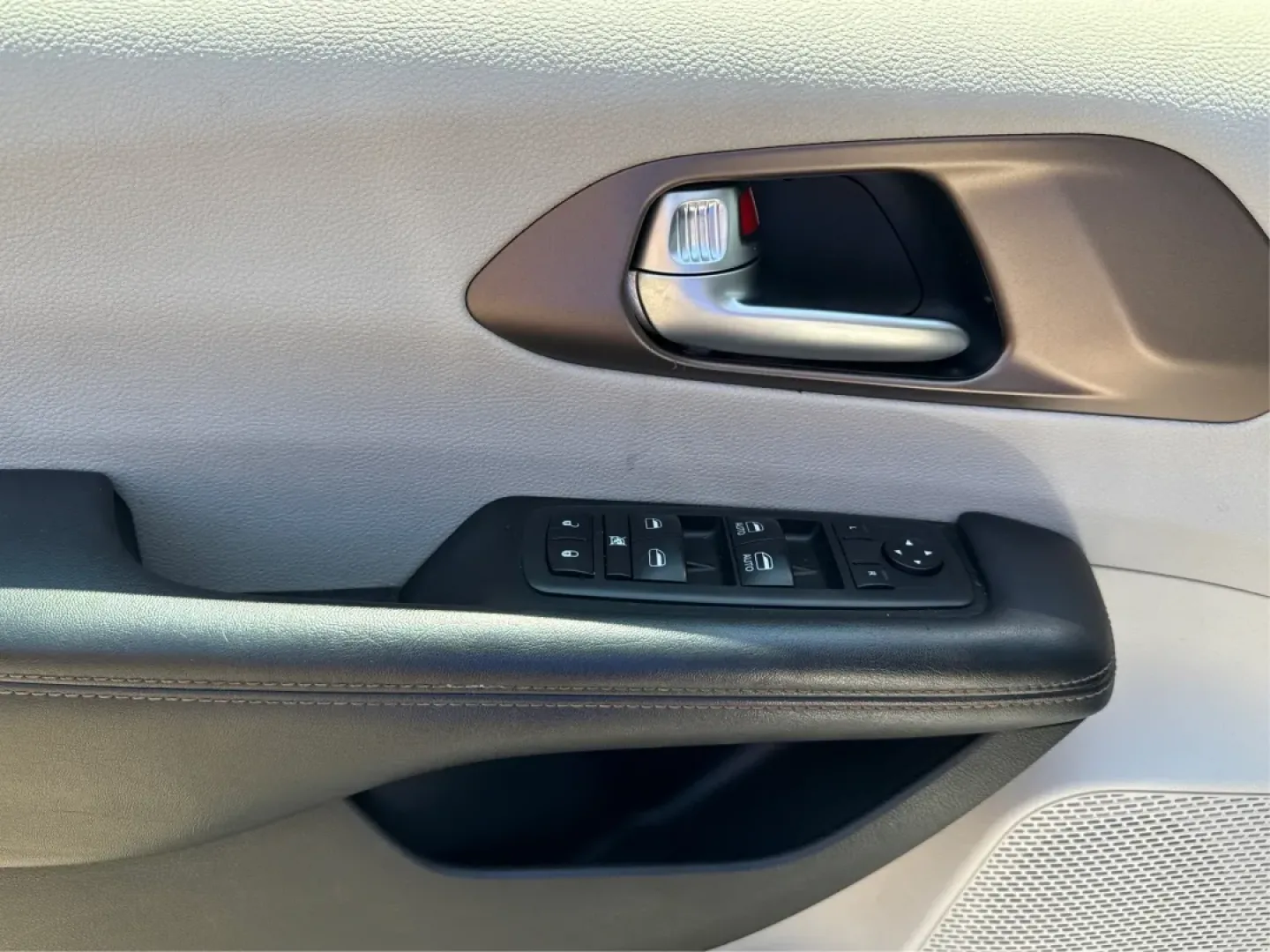 2018 Chrysler Pacifica Touring (2C4RC1DG2JR) with an 3.6L V-6 DOHC engine, located at 1951 S Dayton Lakeview Rd., New Carlisle, OH, 45344, (937) 908-9800, 39.890999, -84.050255 - Discover the ultimate family vehicle that perfectly balances comfort, space, and versatility-the 2018 Chrysler Pacifica Touring. Ideal for growing families and those who crave adventure, this passenger van is ready to take you on unforgettable road trips or to simply navigate the daily grind in styl - Photo#19