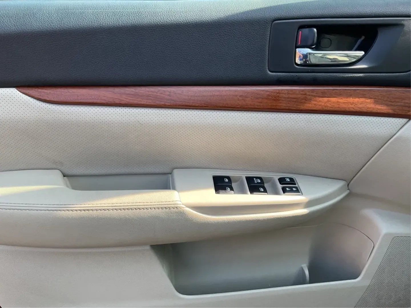 2013 Subaru Outback 2.5i Limited (4S4BRBKC0D3) with an 2.5L H-4 DOHC engine, located at 4508 South Dixie Dr, Moraine, OH, 45439, (937) 908-9800, 39.689976, -84.218452 - **Adventure Awaits with This 2013 Subaru Outback! Perfect for Weekend Getaways and Daily Commutes**<br /> <br /> Looking for a versatile vehicle that can handle everything from family road trips to daily commutes? Look no further than this 2013 Subaru Outback 2.5i Limited, now available at Advantage - Photo#17