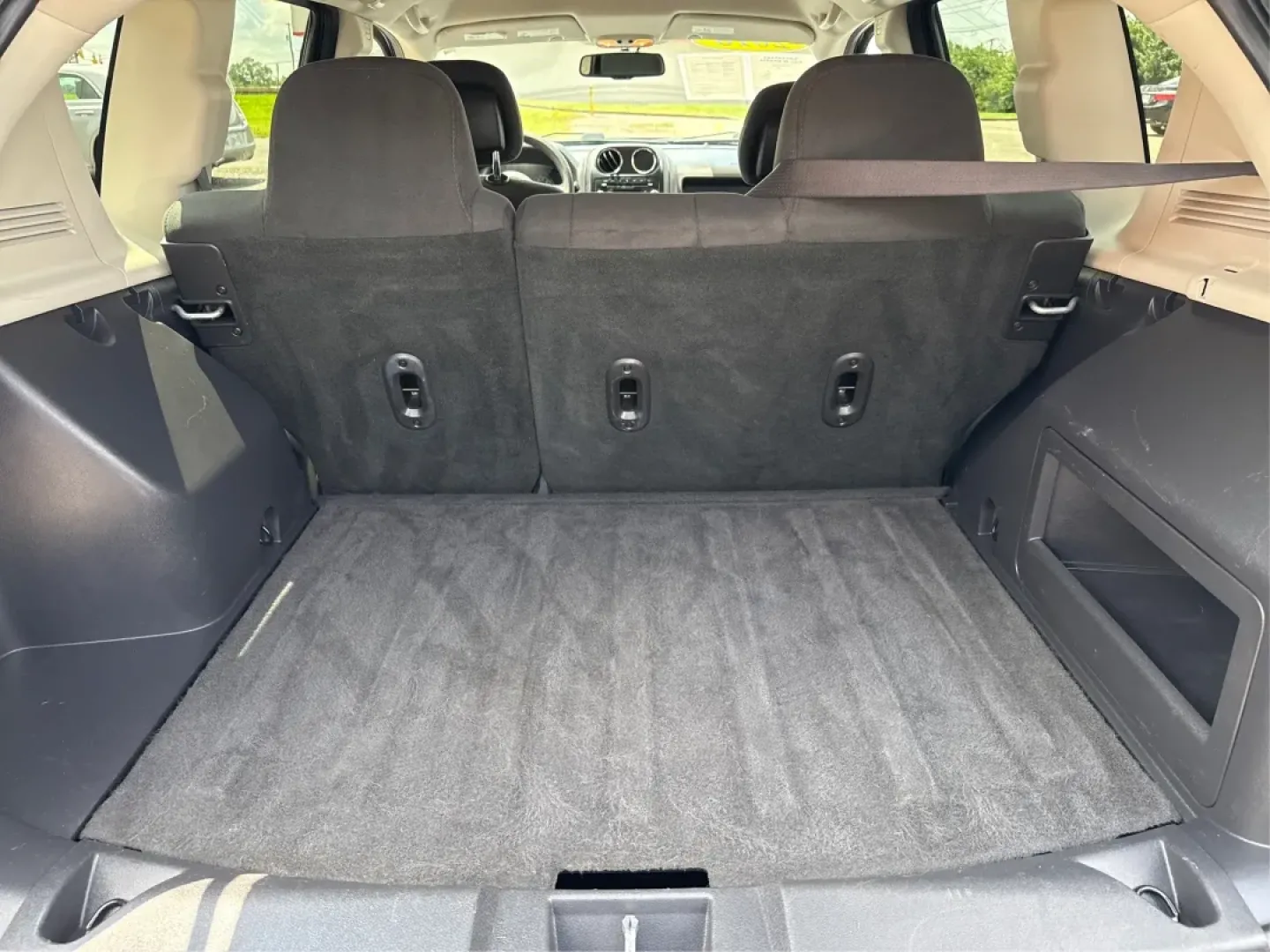 2016 Jeep Compass Sport (1C4NJDBB5GD) with an 2.4L I-4 DOHC engine, located at 1230 East Main St, Xenia, OH, 45385, (937) 908-9800, 39.688026, -83.910172 - **Adventure Awaits with this 2016 Jeep Compass Sport Perfect for Weekend Getaways!**<br /> <br /> Are you looking for a vehicle that combines style, functionality, and reliability for your next adventure? Look no further than this 2016 Jeep Compass Sport, available now at Advantage Car and Credit i - Photo#12