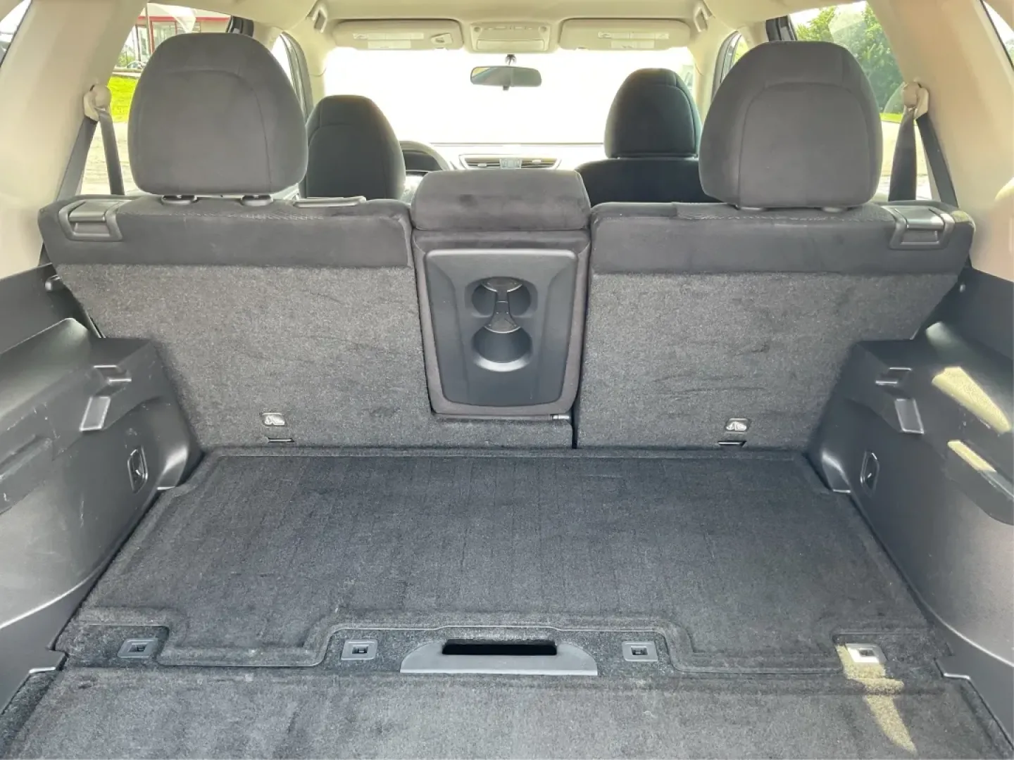 2015 Nissan Rogue SV (5N1AT2MV3FC) with an 2.5L I-4 DOHC engine, located at 1230 East Main St, Xenia, OH, 45385, (937) 908-9800, 39.688026, -83.910172 - Experience adventure and comfort on the road with this 2015 Nissan Rogue SV, available now at **Advantage Car and Credit - Xenia**! Whether you're embarking on a weekend getaway or navigating the hustle and bustle of daily commutes, this versatile SUV is designed to meet your lifestyle needs. With i - Photo#12