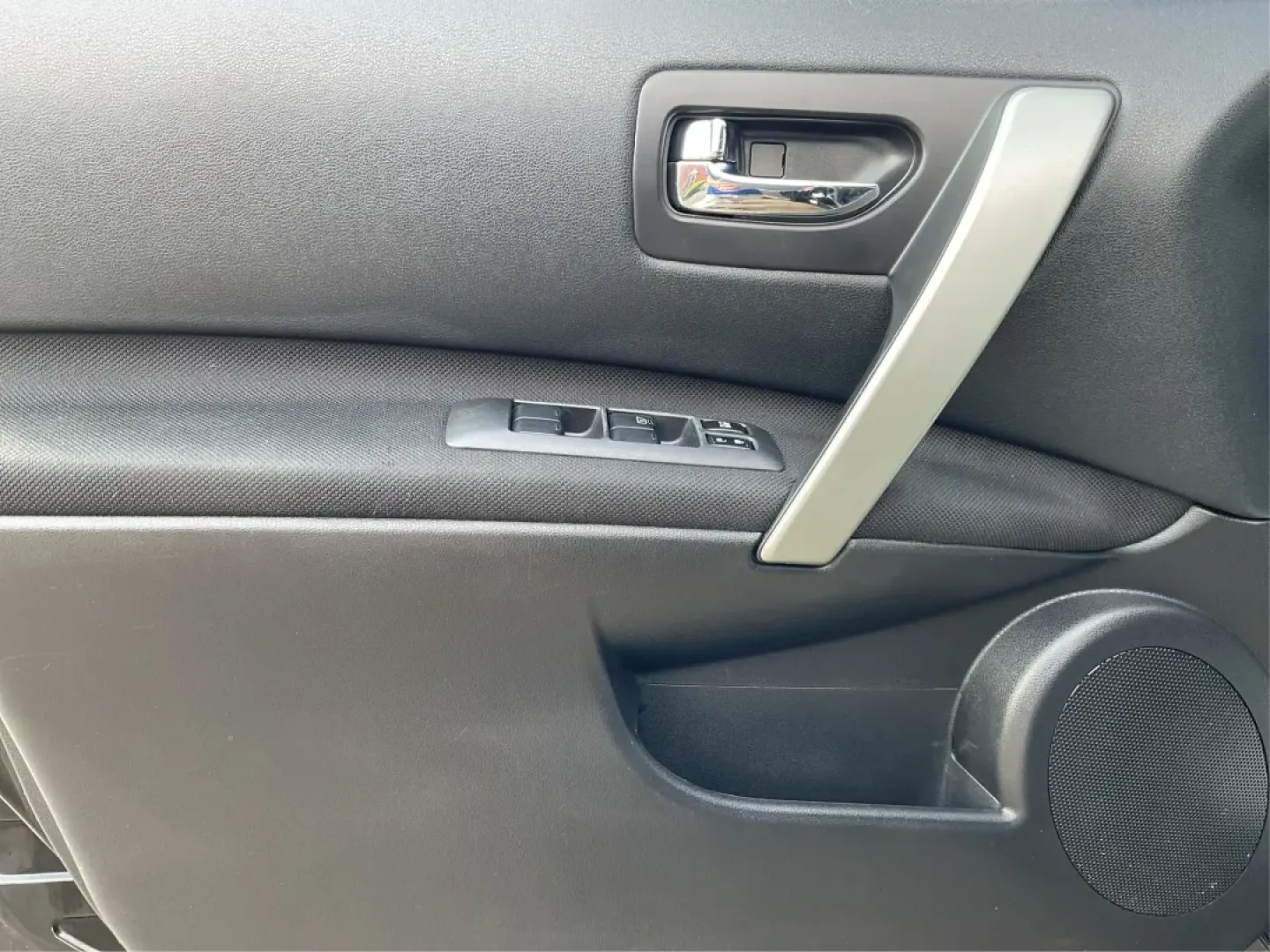 2013 Nissan Rogue S (JN8AS5MV0DW) with an 2.5L I-4 DOHC engine, located at 4508 South Dixie Dr, Moraine, OH, 45439, (937) 908-9800, 39.689976, -84.218452 - ### Explore the Perfect Family Adventure with the 2013 Nissan Rogue at Advantage Car and Credit - Moraine!<br /> <br /> Are you in the market for a versatile SUV that can handle both the daily grind and weekend getaways? Look no further than the 2013 Nissan Rogue, available now at Advantage Car and - Photo#17