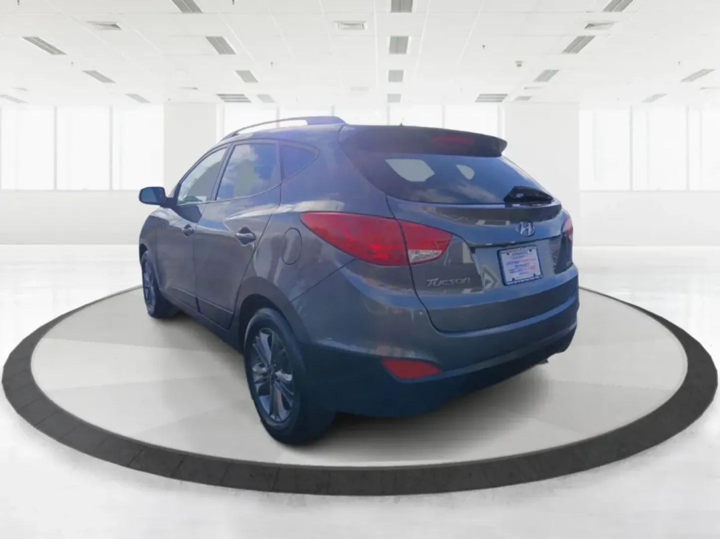 2014 Hyundai Tucson GLS AWD (KM8JUCAG3EU) with an 2.4L L4 DOHC 16V engine, 6-Speed Automatic transmission, located at 1184 Kauffman Ave, Fairborn, OH, 45324, (937) 908-9800, 39.807072, -84.030914 - **Explore the Great Outdoors with the 2014 Hyundai Tucson GLS AWD! Perfect for Weekend Adventures!**<br /> <br /> If you're ready to embrace life's adventures, the 2014 Hyundai Tucson GLS AWD is the SUV you need. Whether you're planning a weekend camping trip, daily commutes around Fairborn, or shut - Photo#4