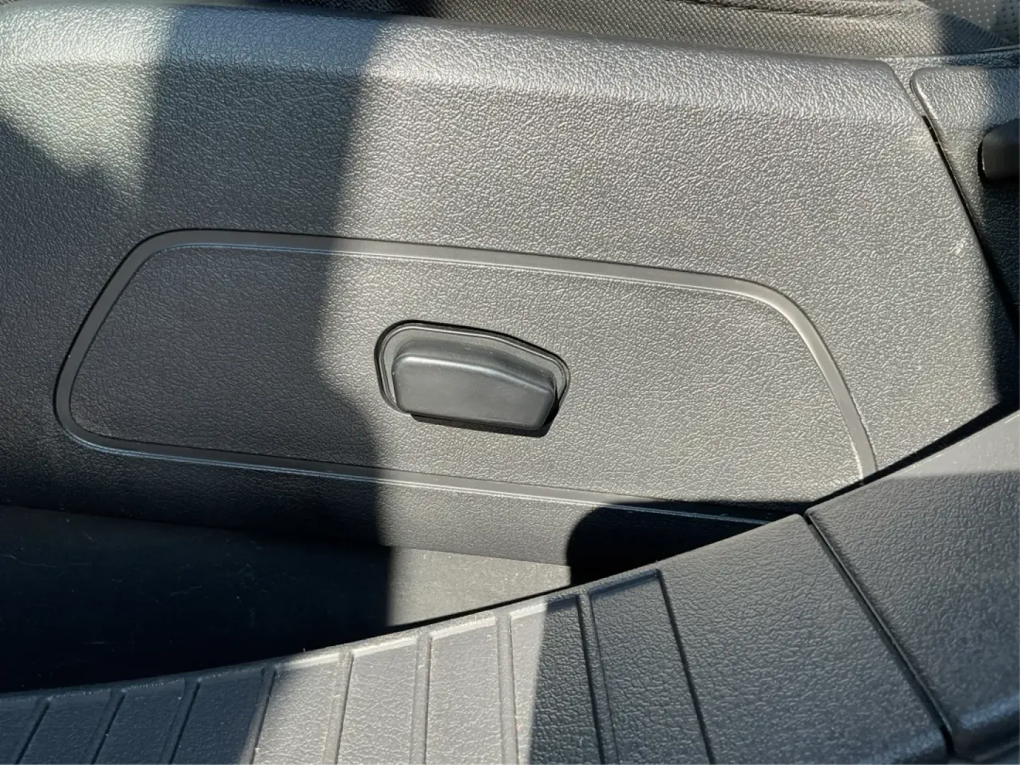 2016 Jeep Compass Latitude 4WD (1C4NJDEB7GD) with an 2.4L L4 DOHC 16V engine, 6-Speed Automatic transmission, located at 880 E. National Road, Vandalia, OH, 45377, (937) 908-9800, 39.891918, -84.183594 - **Discover Adventure with the 2016 Jeep Compass Latitude 4WD at Advantage Car and Credit!**<br /> <br /> Are you ready to embrace your next adventure? Whether you're planning a weekend getaway, commuting to work, or navigating your family through busy city streets, the 2016 Jeep Compass Latitude 4WD - Photo#17