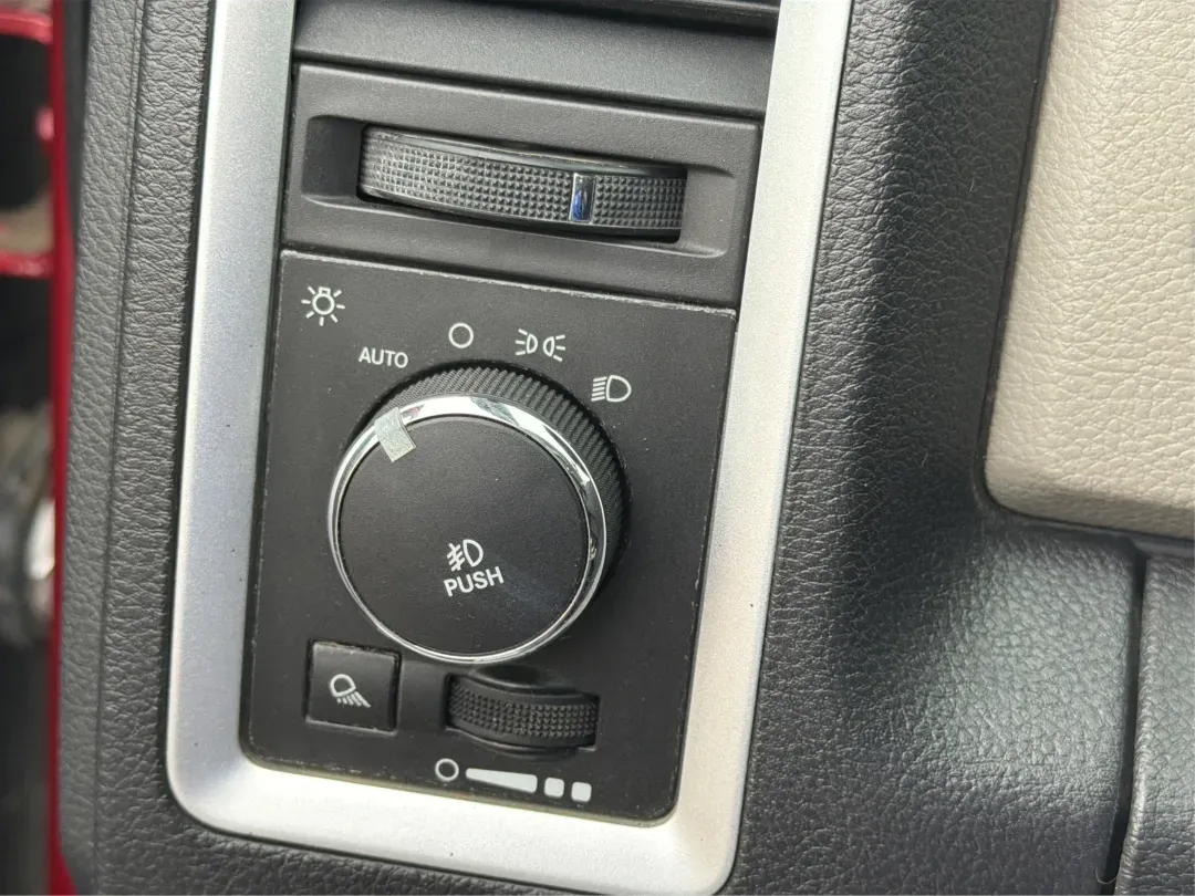 2012 Ram 1500 SLT (1C6RD7GT9CS) with an HEMI 5.7L V-8 variable valve control engine, located at 1230 East Main St, Xenia, OH, 45385, (937) 908-9800, 39.688026, -83.910172 - 2012 Ram 1500 SLT - Photo#16