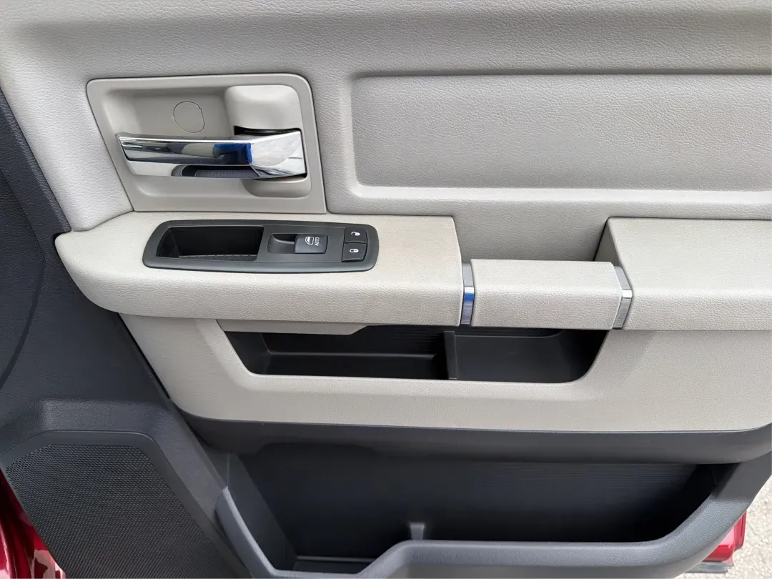 2012 Ram 1500 SLT (1C6RD7GT9CS) with an HEMI 5.7L V-8 variable valve control engine, located at 1230 East Main St, Xenia, OH, 45385, (937) 908-9800, 39.688026, -83.910172 - 2012 Ram 1500 SLT - Photo#19