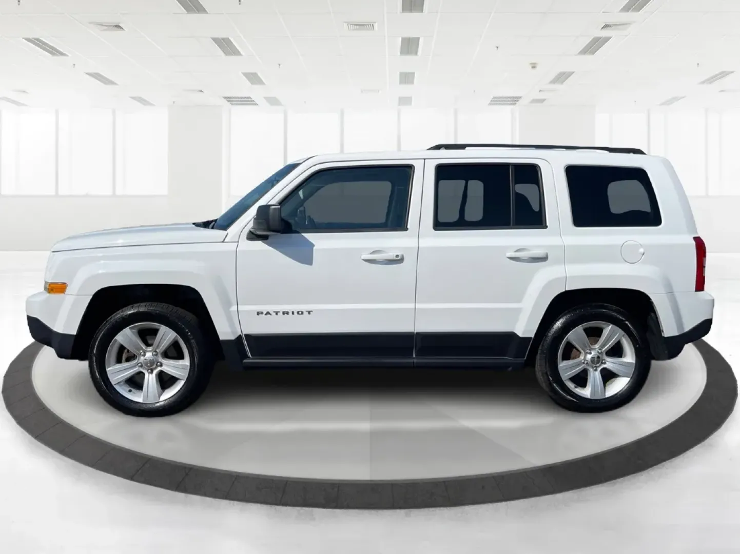 2014 Jeep Patriot Latitude (1C4NJPFB0ED) with an 2.4L I-4 DOHC engine, located at 880 E. National Road, Vandalia, OH, 45377, (937) 908-9800, 39.891918, -84.183594 - **Adventure Awaits with This 2014 Jeep Patriot Latitude! Perfect for Road Trips and Family Outings!**<br /> <br /> Explore the open road with confidence and comfort in this 2014 Jeep Patriot Latitude, now available at Advantage Car and Credit in Fairborn, OH. This SUV is the ideal companion for grow - Photo#5