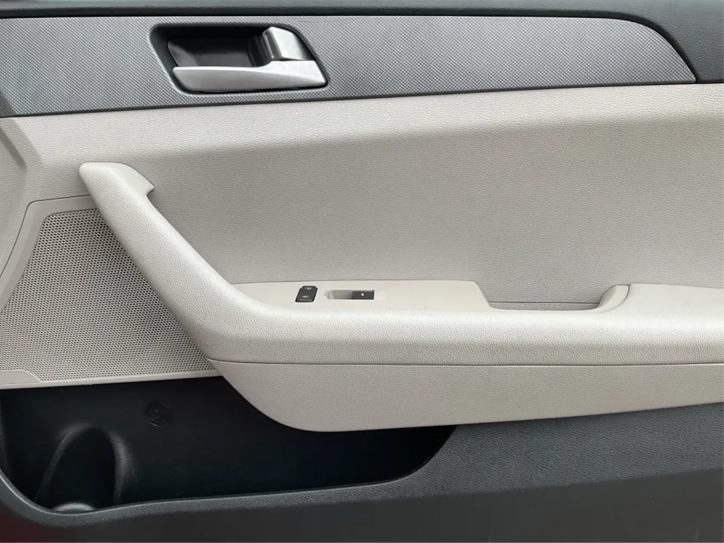 2017 Hyundai Sonata Base/SE (5NPE24AF8HH) with an Other engine, located at 1184 Kauffman Ave, Fairborn, OH, 45324, (937) 908-9800, 39.807072, -84.030914 - **Discover Your Next Adventure with the 2017 Hyundai Sonata at Advantage Car and Credit!**<br /> <br /> Are you in the market for a reliable sedan that effortlessly combines comfort, style, and functionality? Look no further than the 2017 Hyundai Sonata, available now at Advantage Car and Credit in - Photo#18