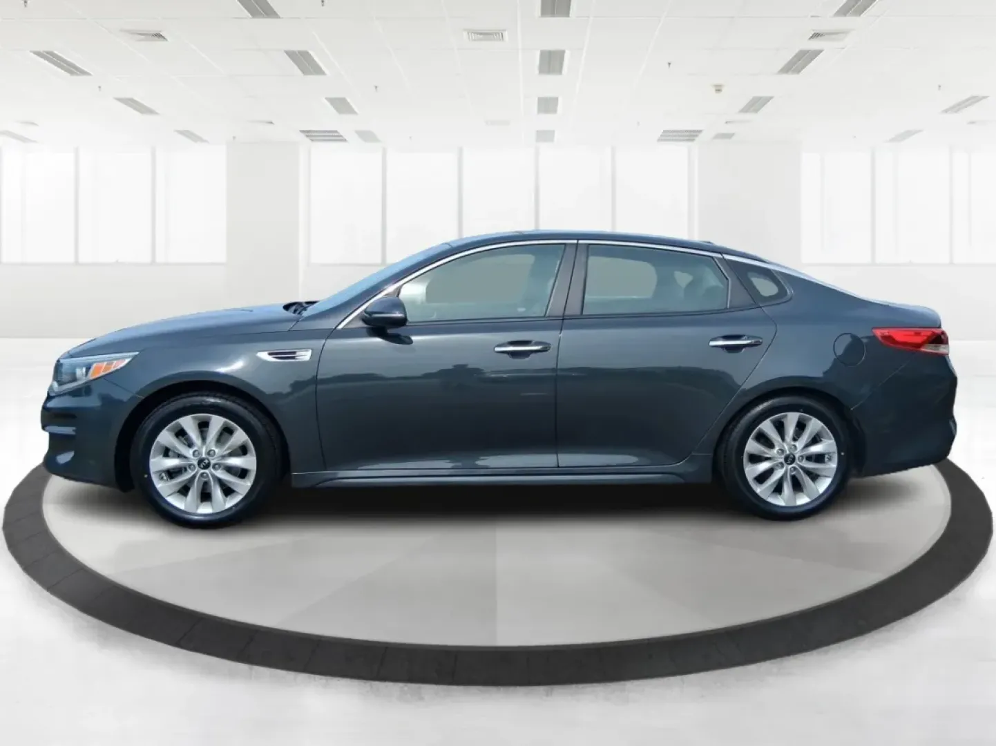 2016 Kia Optima LX (5XXGT4L36GG) with an Theta II 2.4L I-4 gasoline direct injection engine, located at 1184 Kauffman Ave, Fairborn, OH, 45324, (937) 908-9800, 39.807072, -84.030914 - Discover an exceptional driving experience with the 2016 Kia Optima LX, available now at Advantage Car and Credit in New Carlisle, OH. This sedan is not just a mode of transportation; it's an enhancement to your lifestyle, whether you're commuting to work, running errands, or embarking on weekend ad - Photo#5