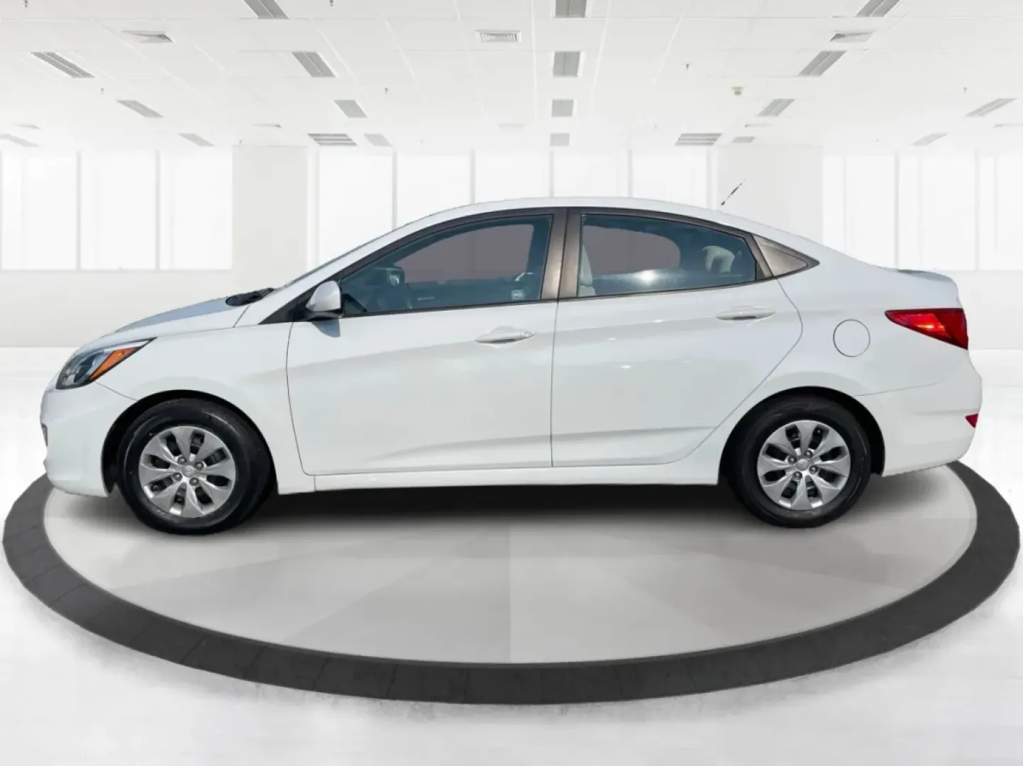 2017 Hyundai Accent SE 4-Door 6A (KMHCT4AE7HU) with an 1.6L L4 DOHC 16V engine, 6-Speed Automatic transmission, located at 1230 East Main St, Xenia, OH, 45385, (937) 908-9800, 39.688026, -83.910172 - Are you searching for a reliable, budget-friendly vehicle that accommodates your busy lifestyle? Look no further than Advantage Car and Credit in Fairborn, OH! We specialize in providing top-notch used vehicles with flexible financing options tailored to fit your needs. Our 2017 Hyundai Accent SE is - Photo#5