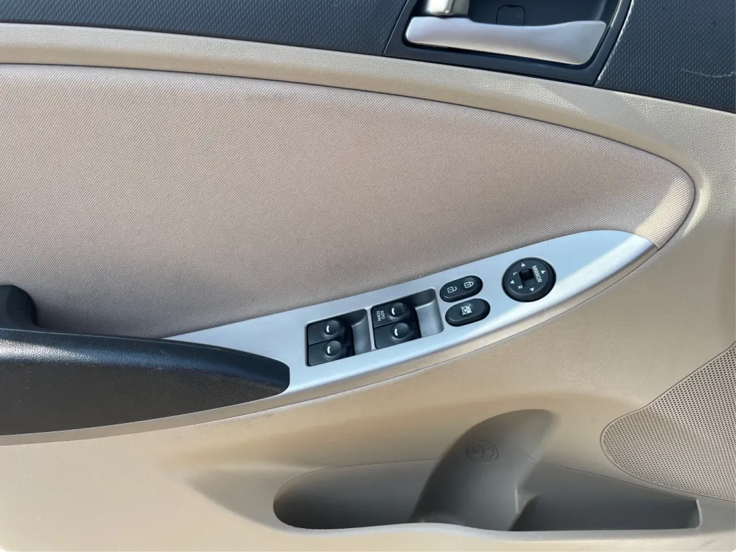 2017 Hyundai Accent SE 4-Door 6A (KMHCT4AE7HU) with an 1.6L L4 DOHC 16V engine, 6-Speed Automatic transmission, located at 1230 East Main St, Xenia, OH, 45385, (937) 908-9800, 39.688026, -83.910172 - Are you searching for a reliable, budget-friendly vehicle that accommodates your busy lifestyle? Look no further than Advantage Car and Credit in Fairborn, OH! We specialize in providing top-notch used vehicles with flexible financing options tailored to fit your needs. Our 2017 Hyundai Accent SE is - Photo#18