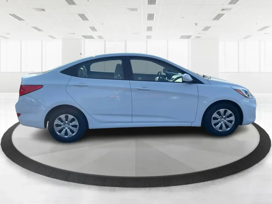 2017 Hyundai Accent SE 4-Door 6A (KMHCT4AE7HU) with an 1.6L L4 DOHC 16V engine, 6-Speed Automatic transmission, located at 1099 N County Rd 25A, Troy, OH, 45373, (937) 908-9800, 40.057079, -84.212883 - Are you searching for a reliable, budget-friendly vehicle that accommodates your busy lifestyle? Look no further than Advantage Car and Credit in Fairborn, OH! We specialize in providing top-notch used vehicles with flexible financing options tailored to fit your needs. Our 2017 Hyundai Accent SE is - Photo#1