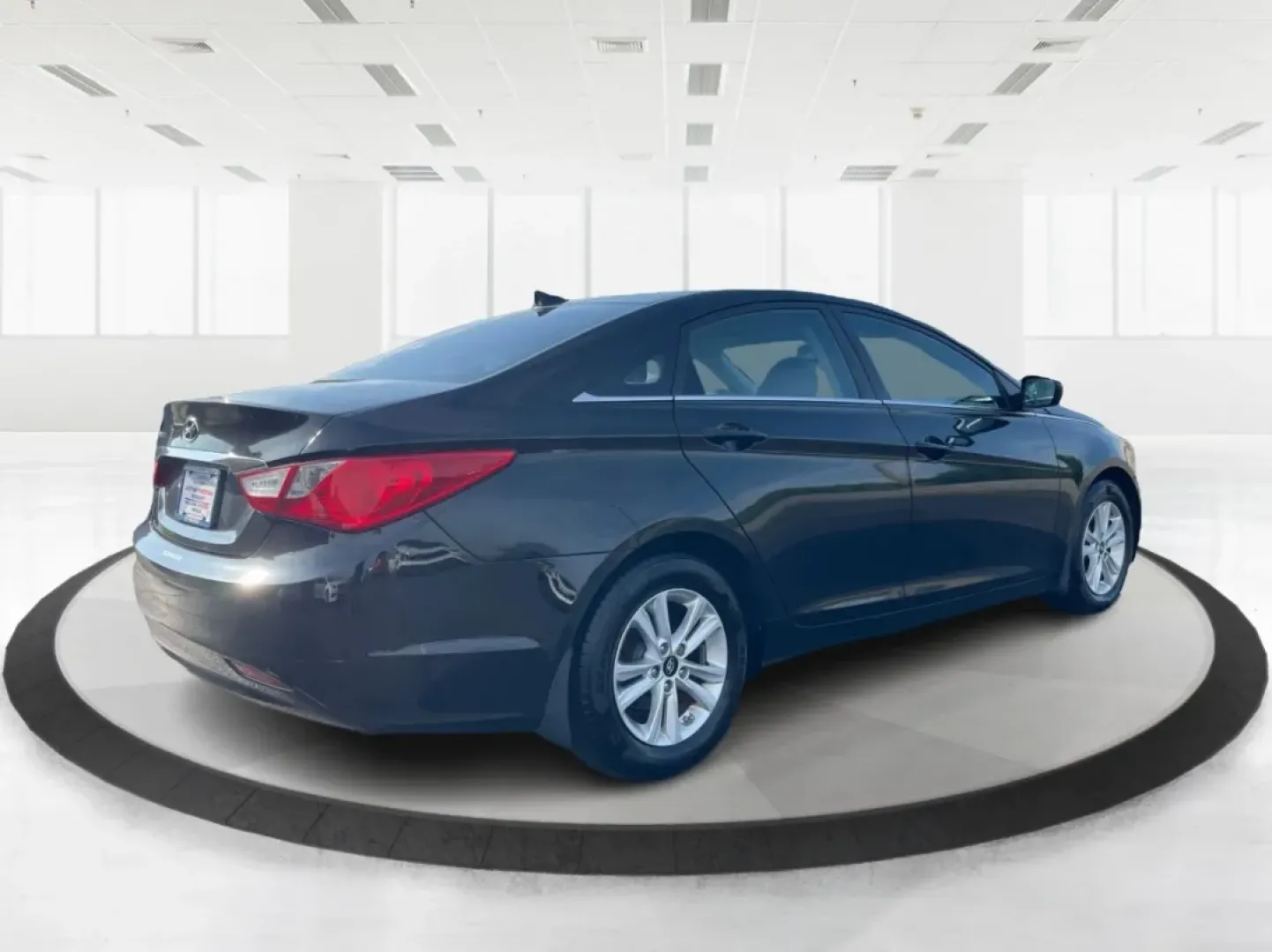 2013 Hyundai Sonata GLS (5NPEB4AC6DH) with an 2.4L I-4 gasoline direct injection engine, located at 401 Woodman Dr, Riverside, OH, 45431, (937) 908-9800, 39.760899, -84.123421 - If you're searching for the perfect blend of reliability, comfort, and affordability, look no further than this stunning 2013 Hyundai Sonata GLS, available now at Advantage Car and Credit in Fairborn, OH. Ideal for budget-conscious buyers or families looking for a dependable sedan, this vehicle shin - Photo#2