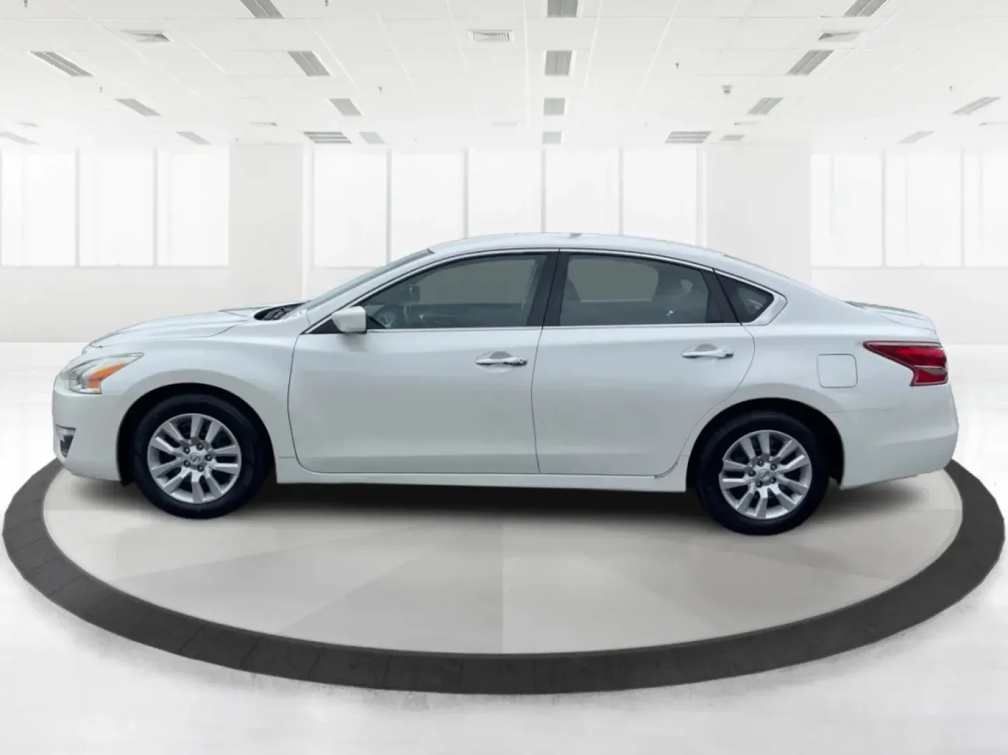 2013 Nissan Altima 2.5 S (1N4AL3APXDC) with an 2.5L I-4 DOHC engine, CVT transmission, located at 8750 N County Rd 25A, Piqua, OH, 45356, (937) 908-9800, 40.164391, -84.232513 - **Experience the Ultimate Blend of Comfort and Reliability with the 2013 Nissan Altima 2.5 S Perfect for Your Lifestyle!**<br /> <br /> Are you in search of a vehicle that effortlessly balances daily commuting and weekend getaways? Look no further than this stunning 2013 Nissan Altima 2.5 S, now av - Photo#5