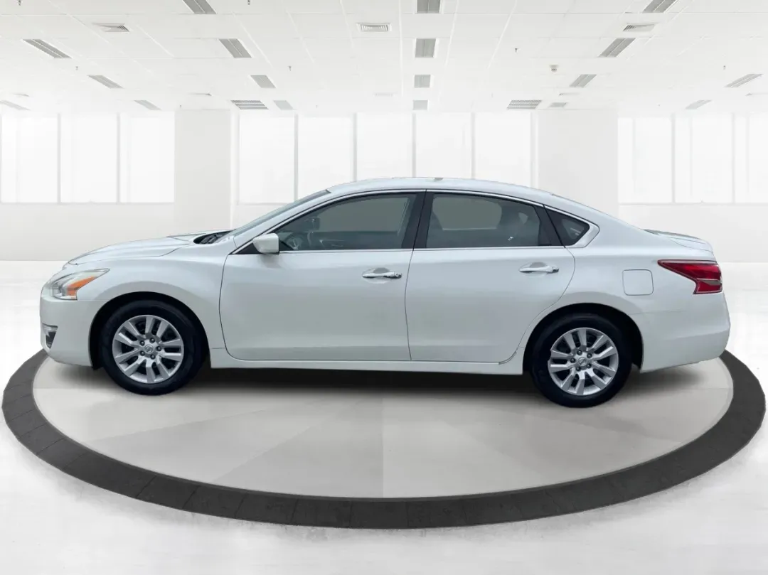 2013 Nissan Altima 2.5 S (1N4AL3APXDC) with an 2.5L I-4 DOHC engine, located at 8750 N County Rd 25A, Piqua, OH, 45356, (937) 908-9800, 40.164391, -84.232513 - **Experience the Ultimate Blend of Comfort and Reliability with the 2013 Nissan Altima 2.5 S Perfect for Your Lifestyle!**<br /> <br /> Are you in search of a vehicle that effortlessly balances daily commuting and weekend getaways? Look no further than this stunning 2013 Nissan Altima 2.5 S, now av - Photo#5