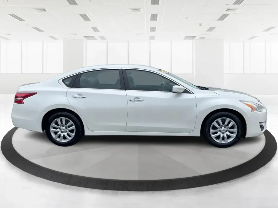 2013 Nissan Altima 2.5 S (1N4AL3APXDC) with an 2.5L I-4 DOHC engine, located at 1230 East Main St, Xenia, OH, 45385, (937) 908-9800, 39.688026, -83.910172 - **Experience the Ultimate Blend of Comfort and Reliability with the 2013 Nissan Altima 2.5 S Perfect for Your Lifestyle!**<br /> <br /> Are you in search of a vehicle that effortlessly balances daily commuting and weekend getaways? Look no further than this stunning 2013 Nissan Altima 2.5 S, now av - Photo#1