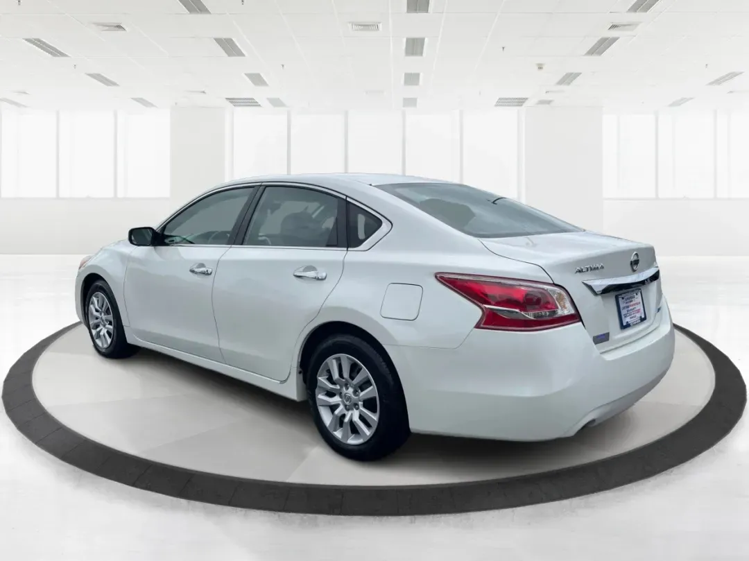 2013 Nissan Altima 2.5 S (1N4AL3APXDC) with an 2.5L I-4 DOHC engine, located at 1230 East Main St, Xenia, OH, 45385, (937) 908-9800, 39.688026, -83.910172 - **Experience the Ultimate Blend of Comfort and Reliability with the 2013 Nissan Altima 2.5 S Perfect for Your Lifestyle!**<br /> <br /> Are you in search of a vehicle that effortlessly balances daily commuting and weekend getaways? Look no further than this stunning 2013 Nissan Altima 2.5 S, now av - Photo#4