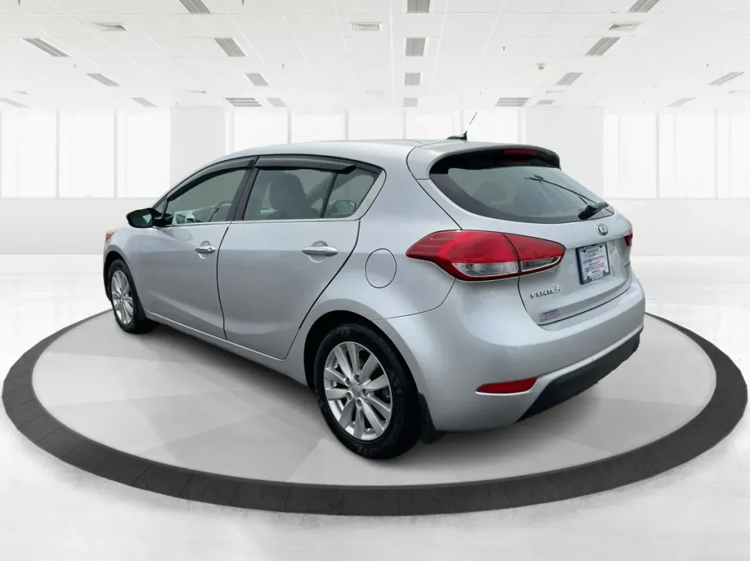 2014 Kia Forte EX (KNAFX5A88E5) with an 2L I-4 gasoline direct injection engine, located at 4508 South Dixie Dr, Moraine, OH, 45439, (937) 908-9800, 39.689976, -84.218452 - **Discover Your Next Adventure with the 2014 Kia Forte EX at Advantage Car and Credit!**<br /> <br /> Are you ready to elevate your daily commute or embark on weekend adventures? The 2014 Kia Forte EX is the perfect companion, whether you're navigating the bustling streets of Fairborn, OH, or hittin - Photo#4