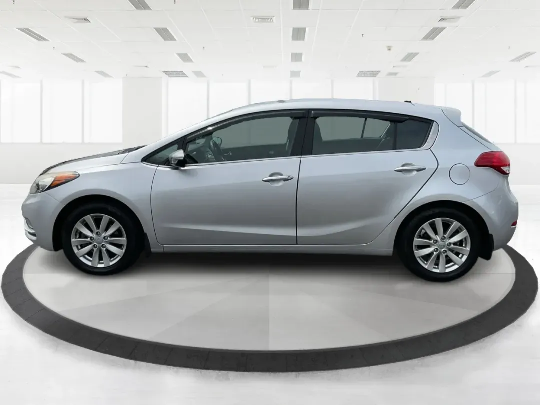 2014 Kia Forte EX (KNAFX5A88E5) with an 2L I-4 gasoline direct injection engine, 6-Speed Automatic transmission, located at 401 Woodman Dr, Riverside, OH, 45431, (937) 908-9800, 39.760899, -84.123421 - **Discover Your Next Adventure with the 2014 Kia Forte EX at Advantage Car and Credit!**<br /> <br /> Are you ready to elevate your daily commute or embark on weekend adventures? The 2014 Kia Forte EX is the perfect companion, whether you're navigating the bustling streets of Fairborn, OH, or hittin - Photo#5